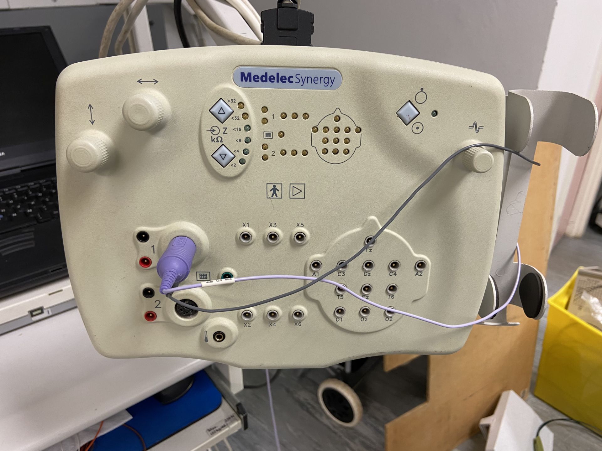 Oxford Medelec synergy trolley mounted neurodiagnostic system, model 040C005 & 040C008 and a SLE - Image 2 of 4