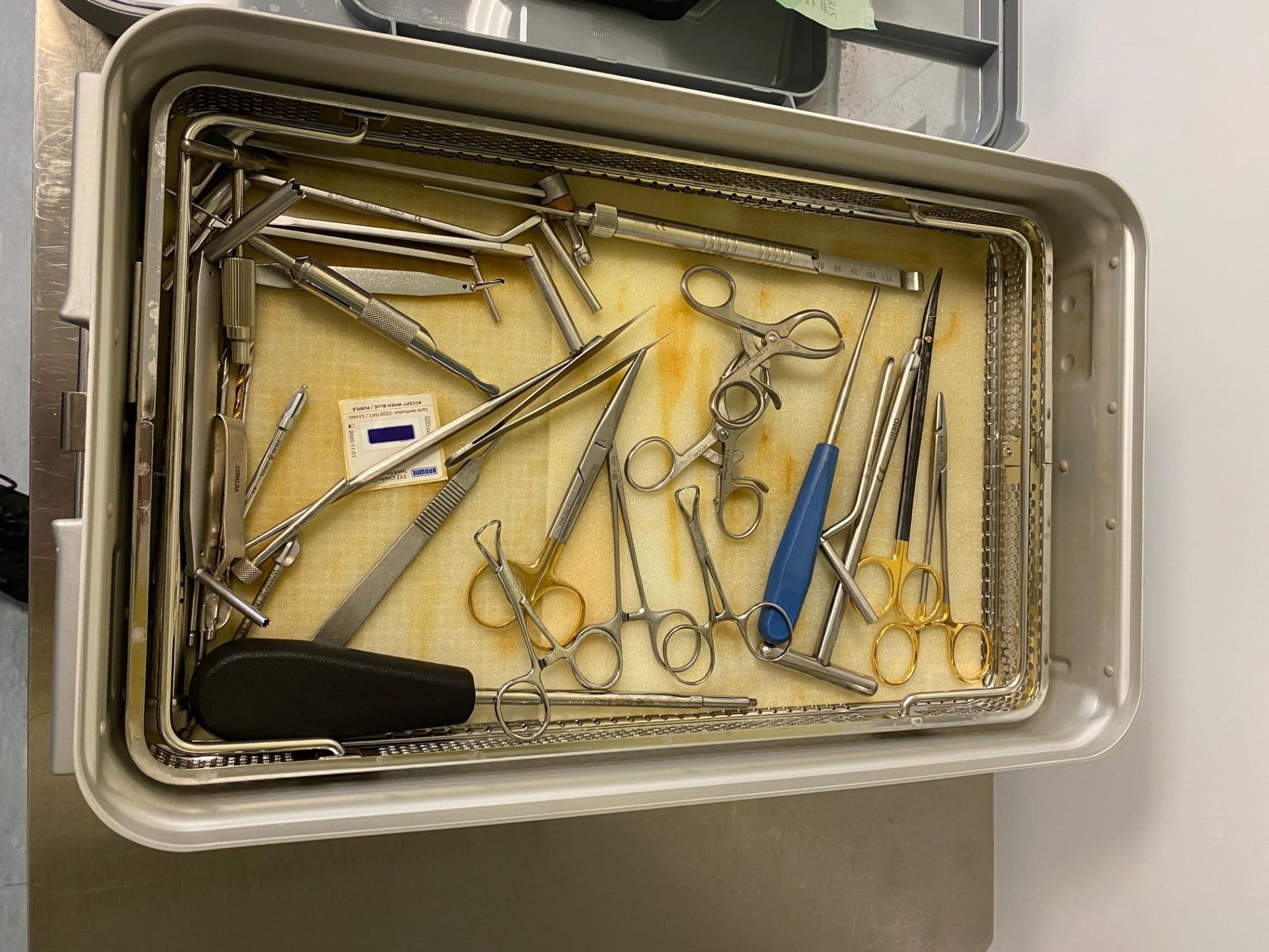 Aesculap surgical storage container including Dissecting scissors, surgical drills 2.7mm to 4. - Image 2 of 4