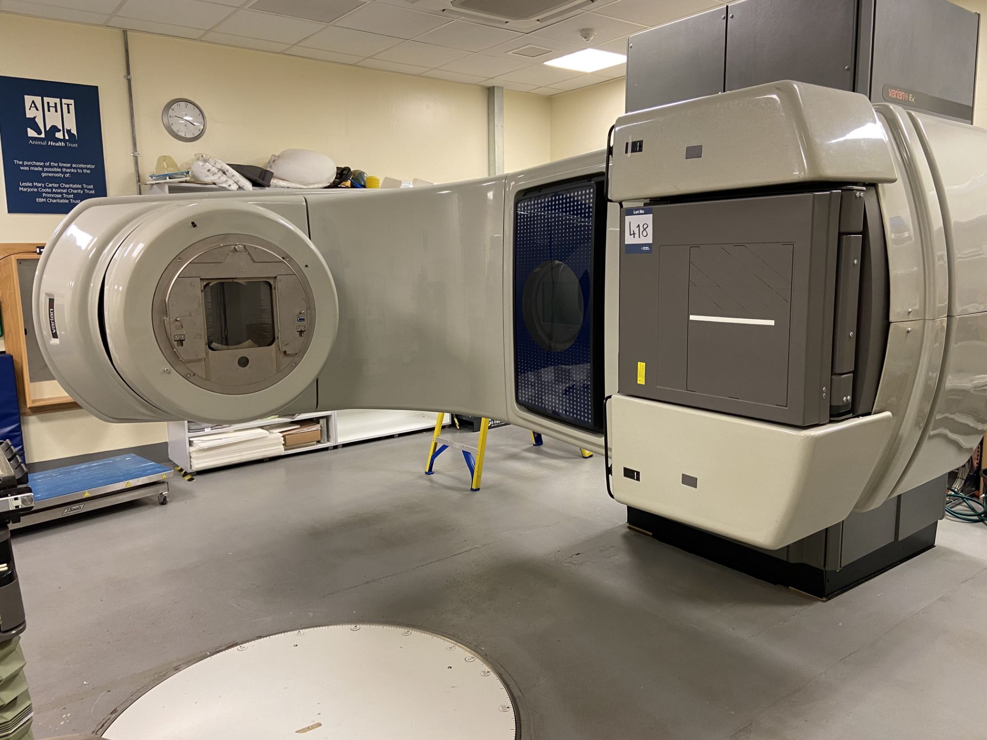 Varian clinac 23EX linear accelerator with Exact carbon fibre & stainless steel patient bed, - Image 5 of 19