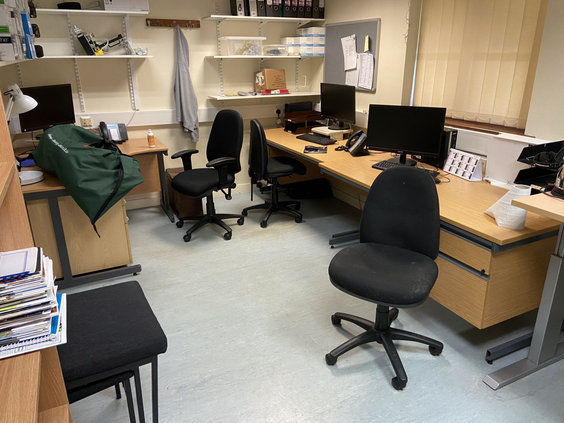 Range of office furniture throughout the small animal clinic. Ergo Desks x 30, Desks x banks of 6 - Image 13 of 15