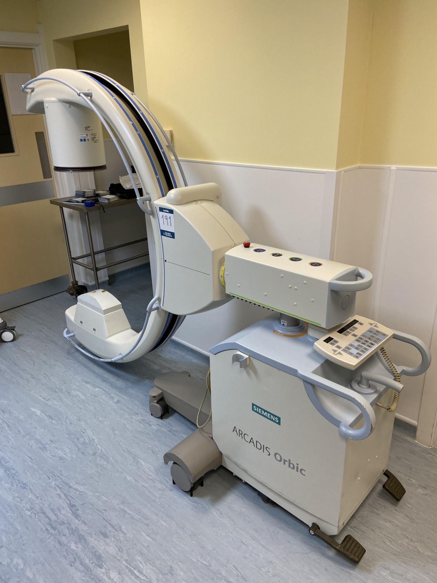 Siemens Model - 08081080 Arcadis Orbic C-arm fluoroscope mobile X-ray machine with twin monitor