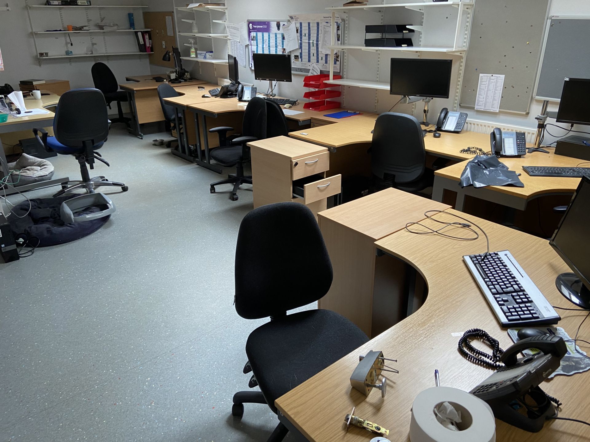 Range of office furniture throughout the small animal clinic. Ergo Desks x 30, Desks x banks of 6 - Image 8 of 15