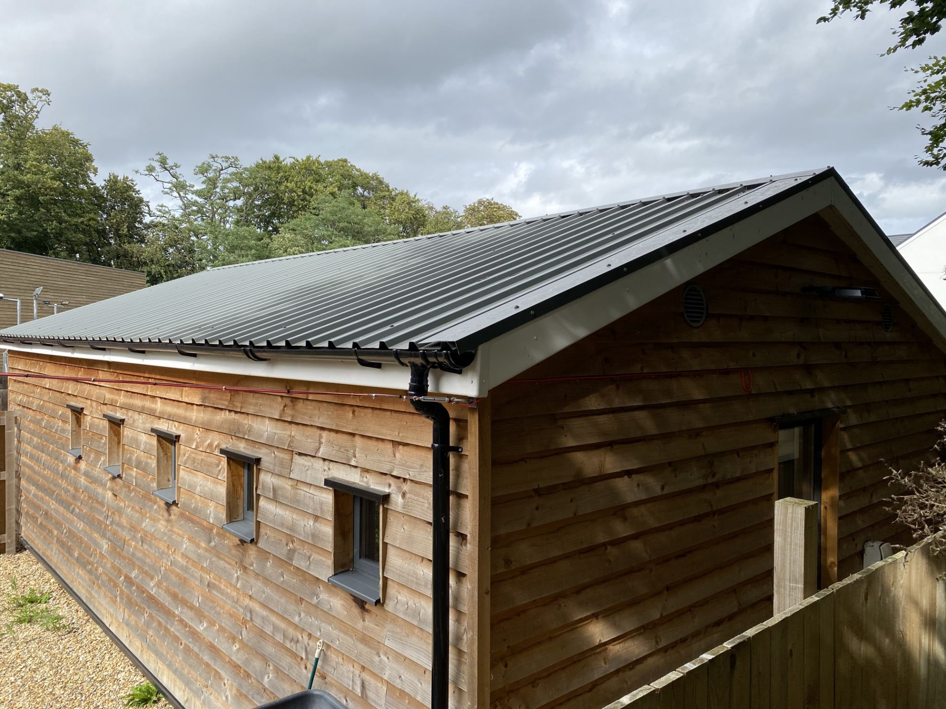 Timber construction purpose built kennel building, (approx. 30' x 18'), comprising 10 glazed door - Image 3 of 10