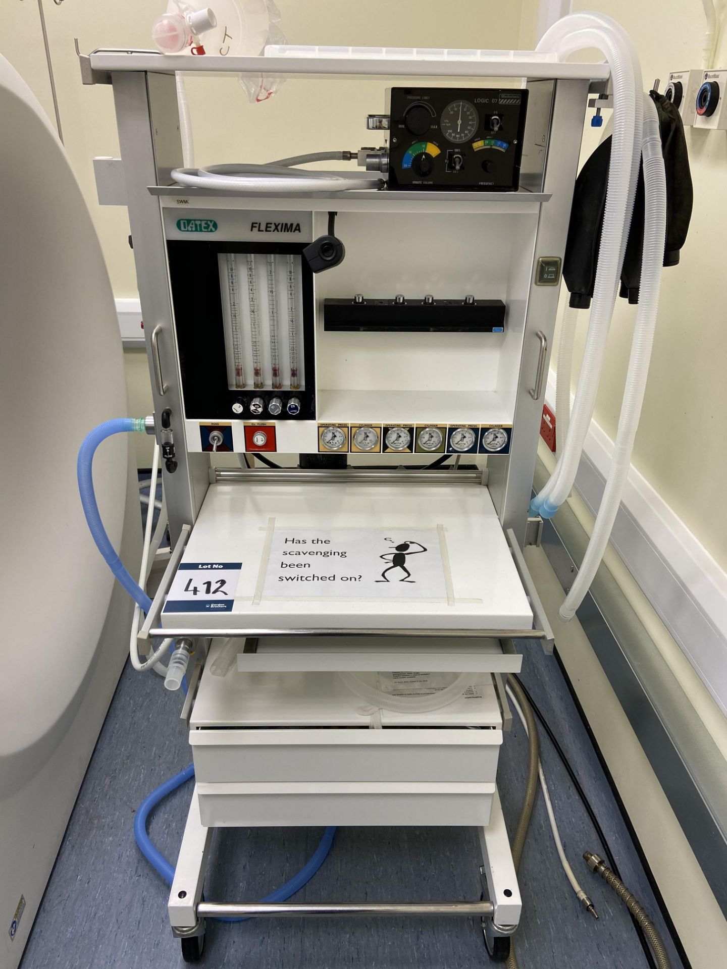 Datex Flexima anaesthesia trolley with Medshield logic 07 ventilator S/no. 924313 - in Cancer Centre