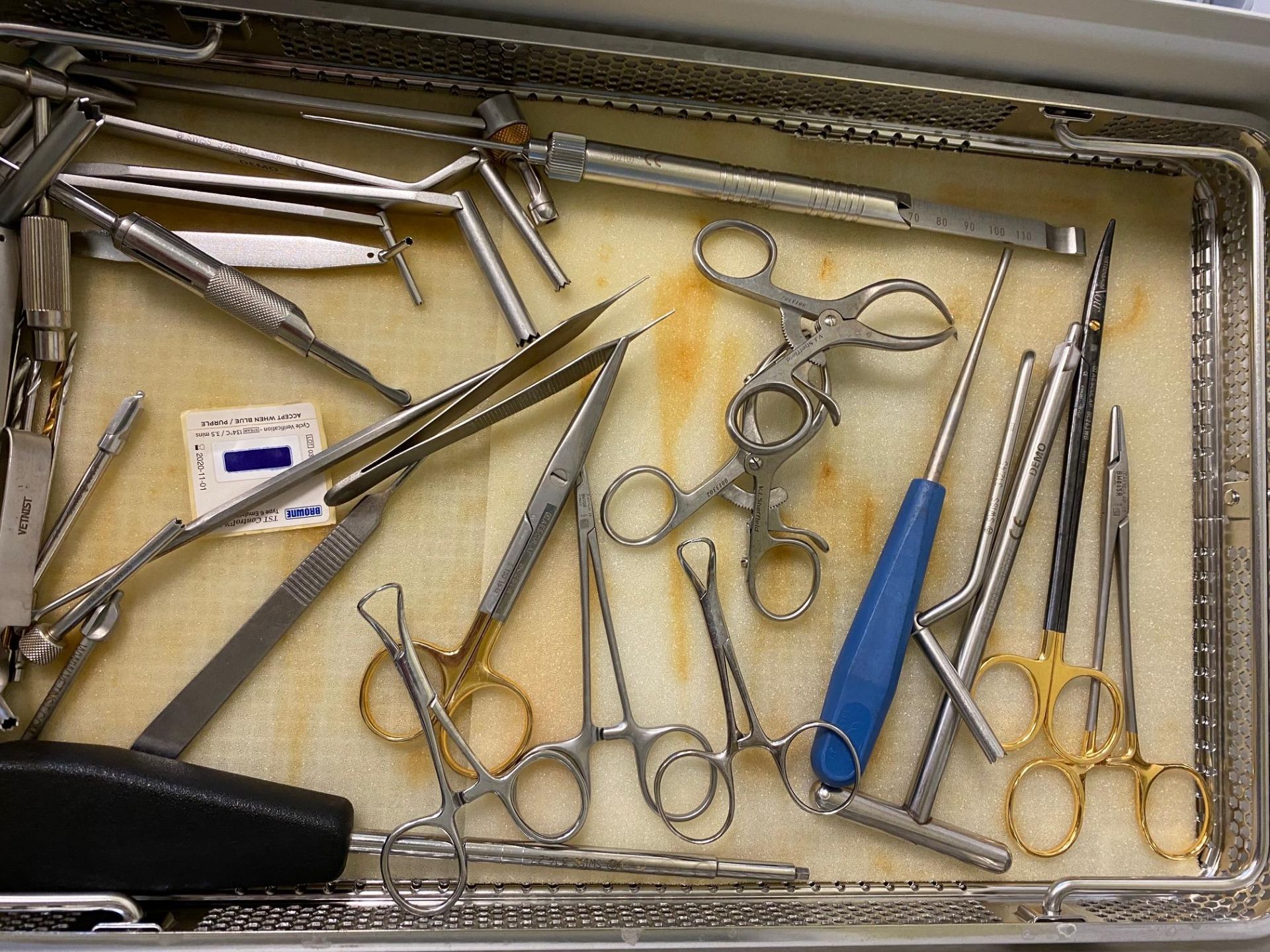 Aesculap surgical storage container including Dissecting scissors, surgical drills 2.7mm to 4. - Image 3 of 4