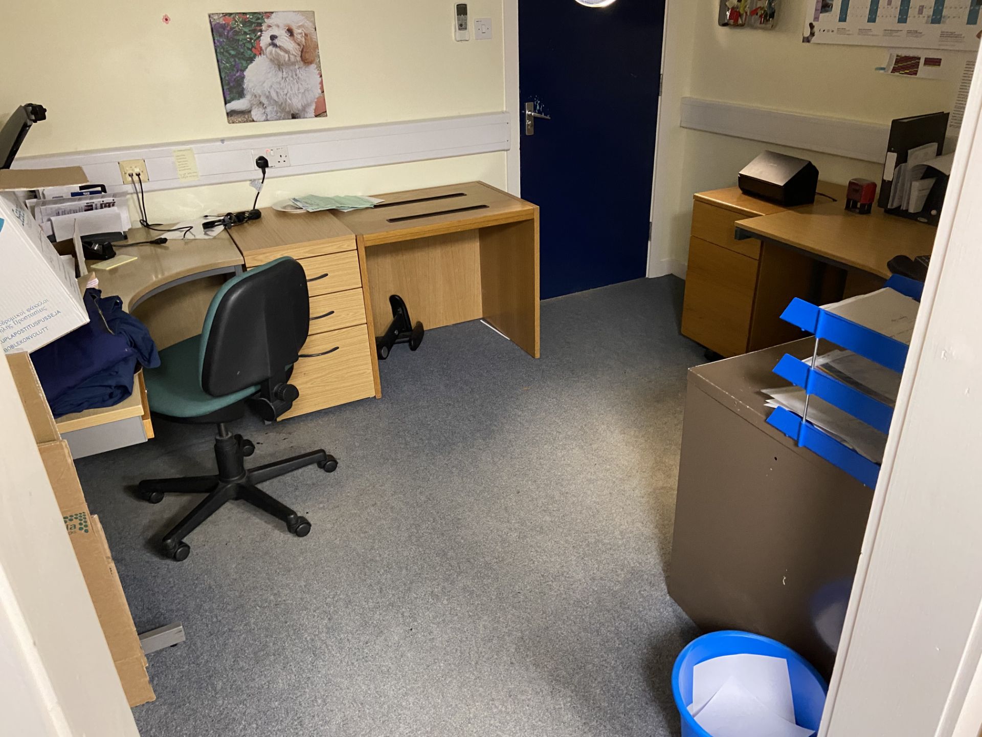 Range of office furniture throughout the small animal clinic. Ergo Desks x 30, Desks x banks of 6 - Image 12 of 15