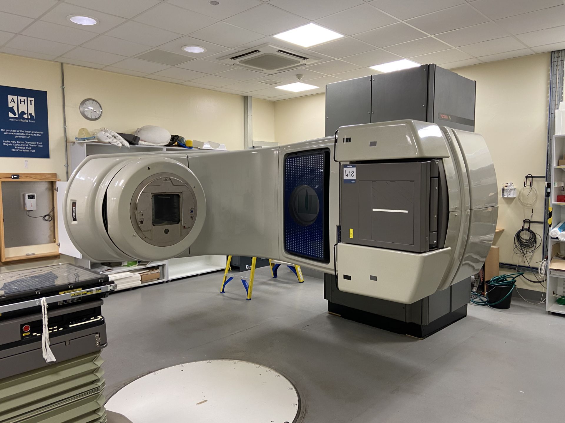 Varian clinac 23EX linear accelerator with Exact carbon fibre & stainless steel patient bed, - Image 2 of 19