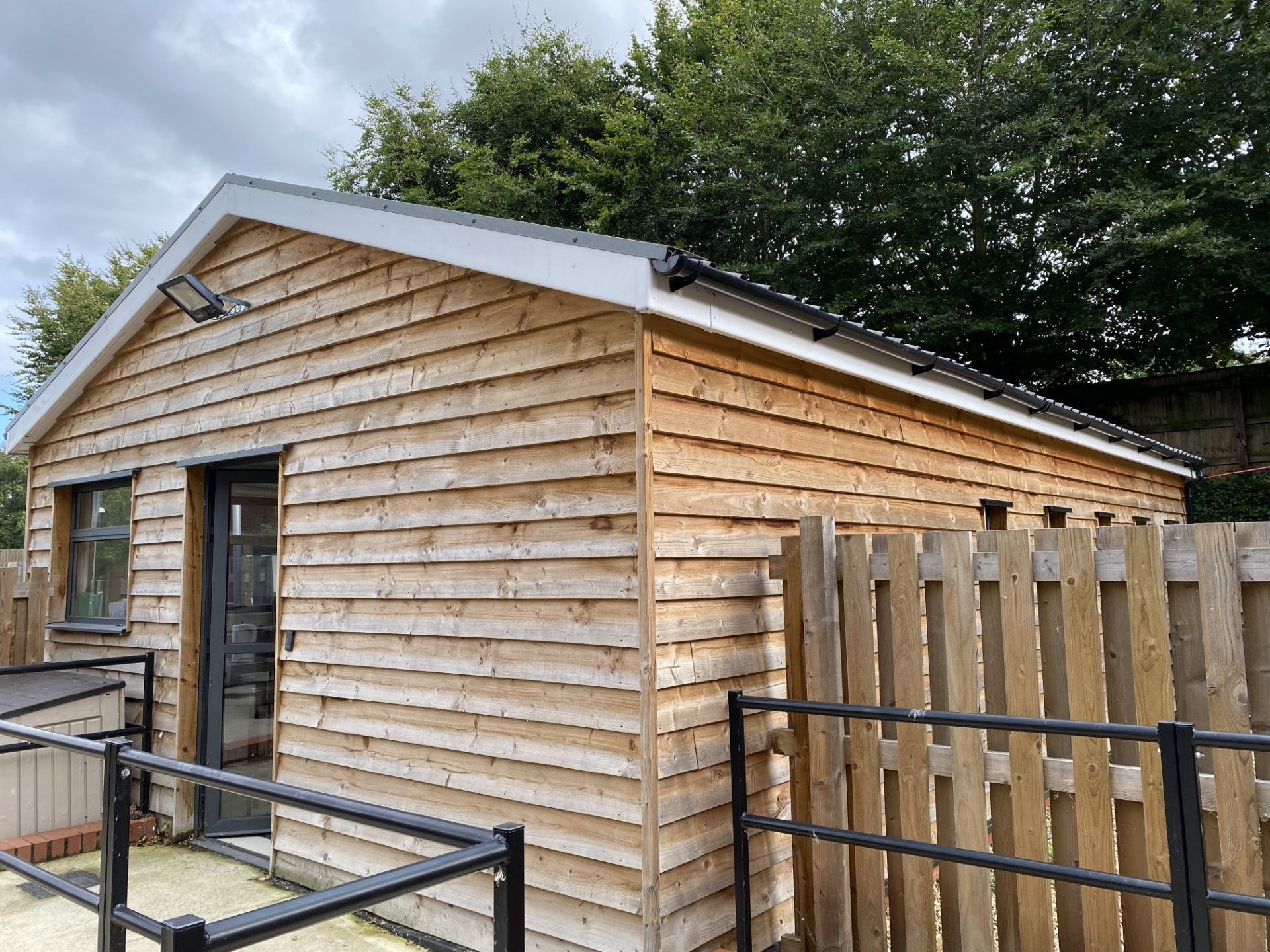 Timber construction purpose built kennel building, (approx. 30' x 18'), comprising 10 glazed door - Image 4 of 10