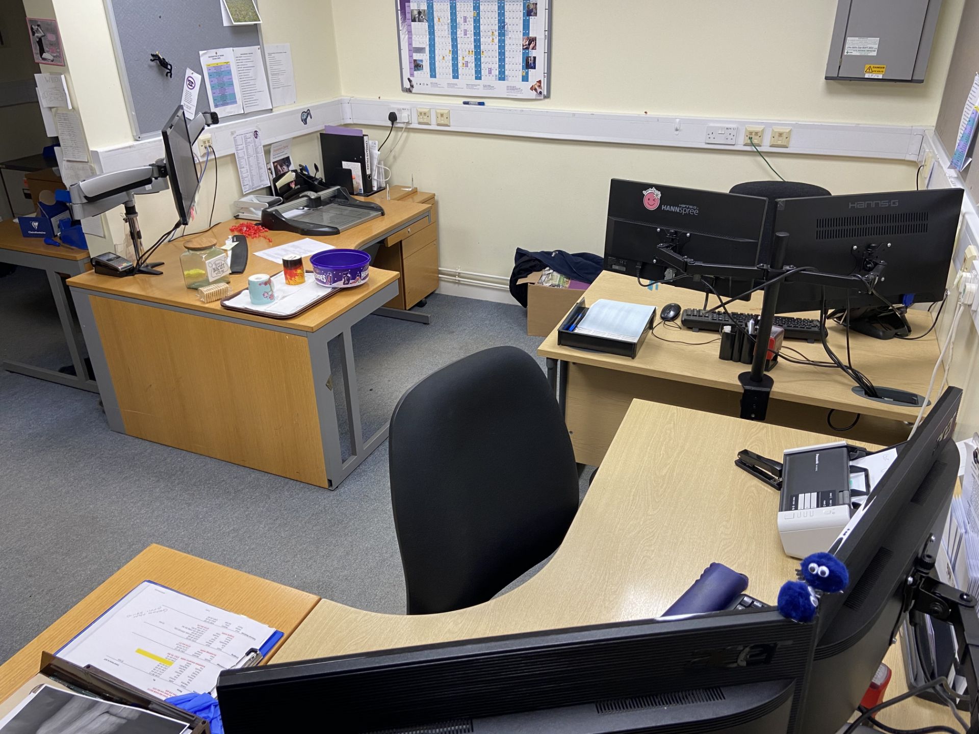 Range of office furniture throughout the small animal clinic. Ergo Desks x 30, Desks x banks of 6 - Image 11 of 15