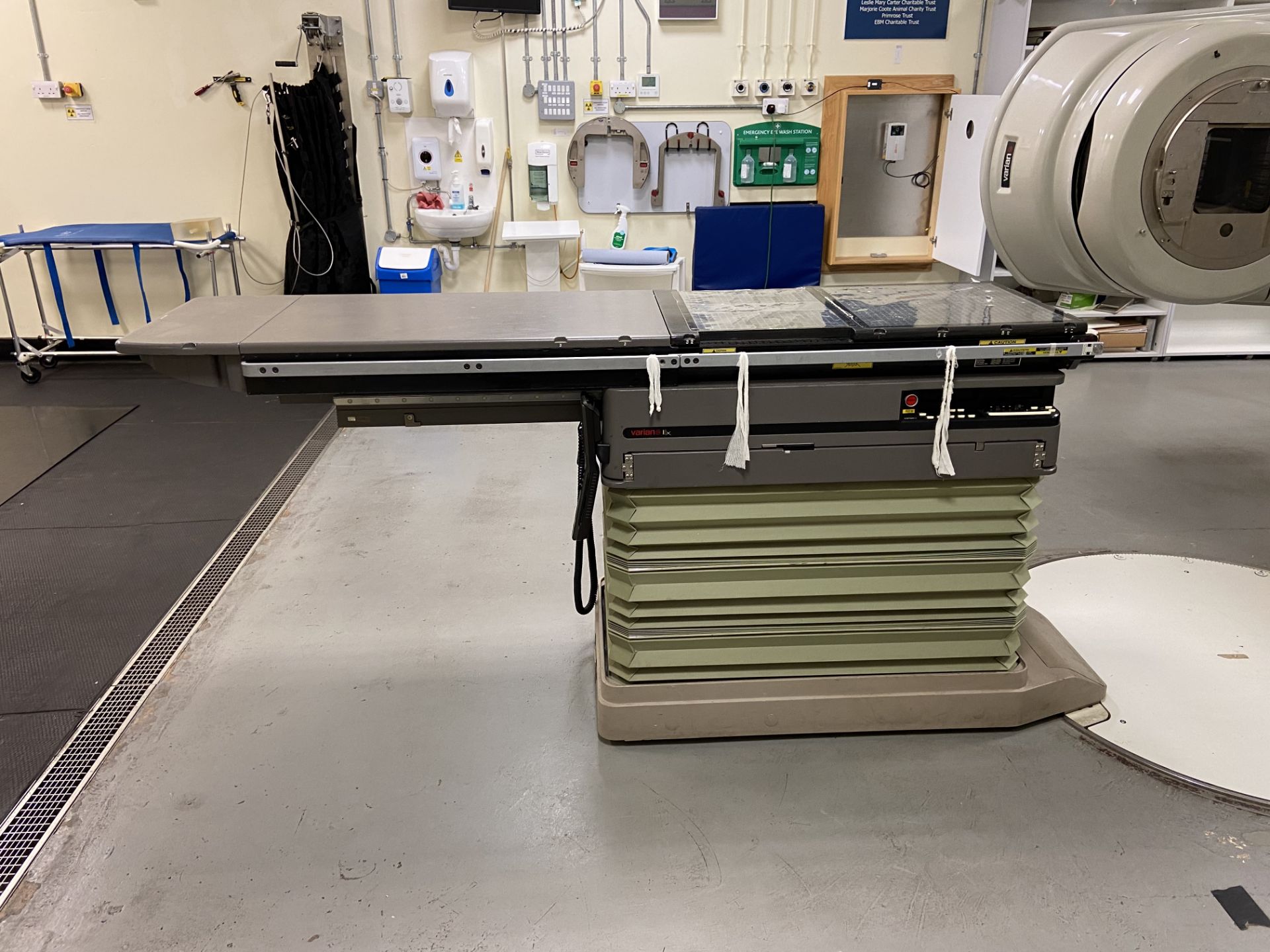 Varian clinac 23EX linear accelerator with Exact carbon fibre & stainless steel patient bed, - Image 3 of 19