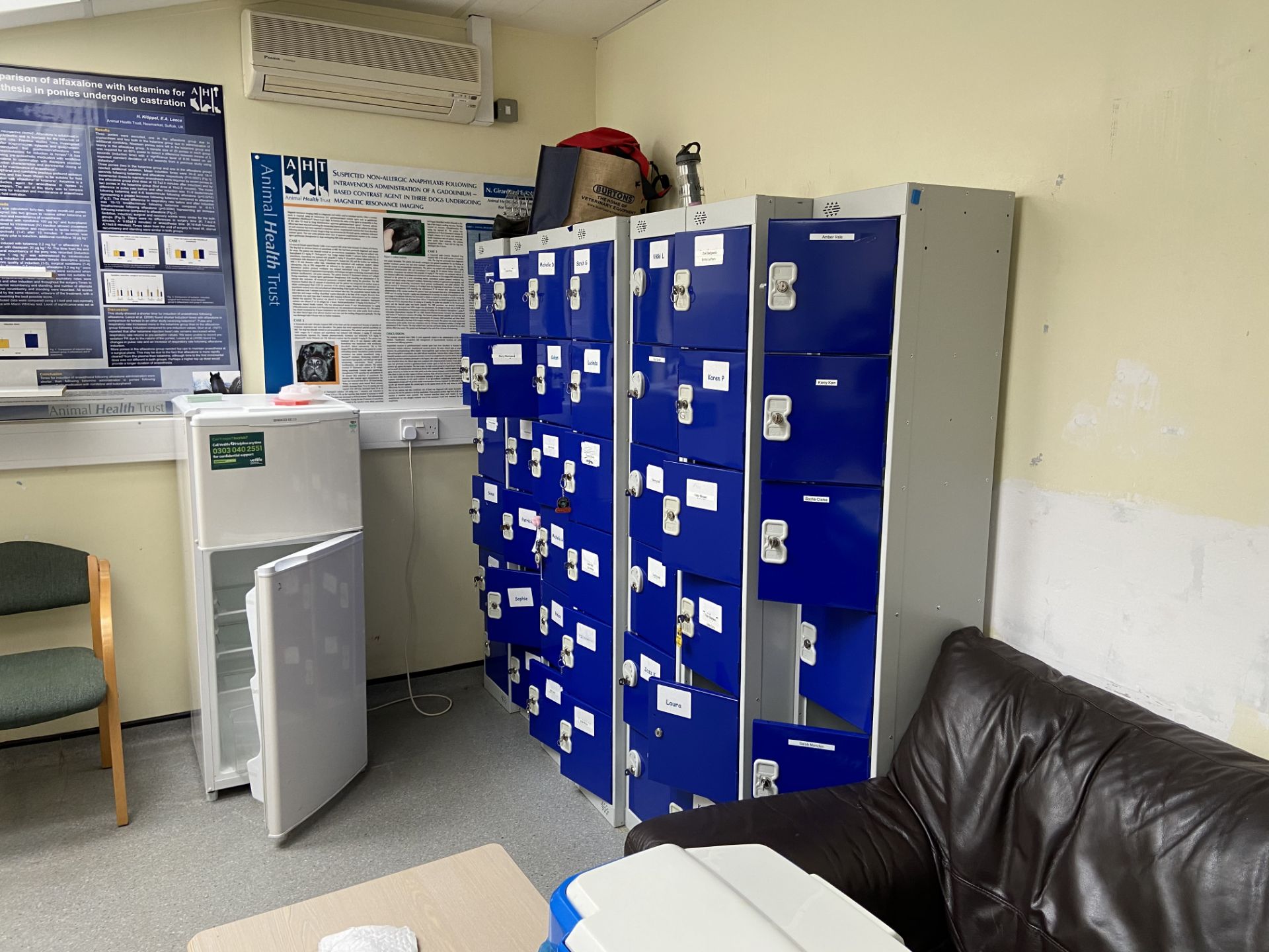 Range of office furniture throughout the small animal clinic. Ergo Desks x 30, Desks x banks of 6 - Image 2 of 15