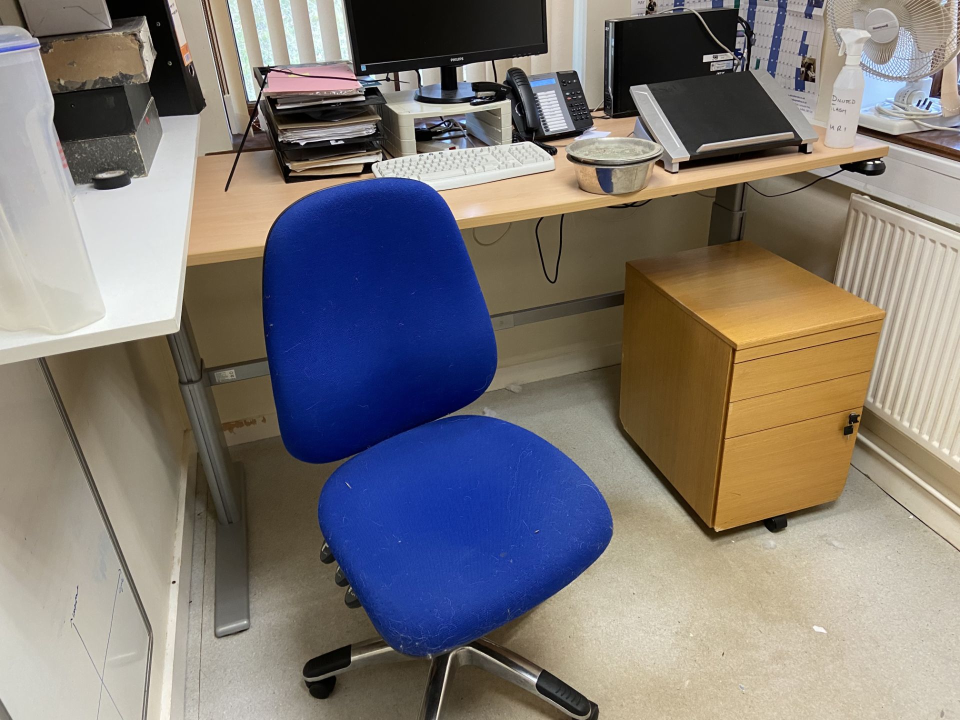 Range of office furniture throughout the small animal clinic. Ergo Desks x 30, Desks x banks of 6 - Image 14 of 15