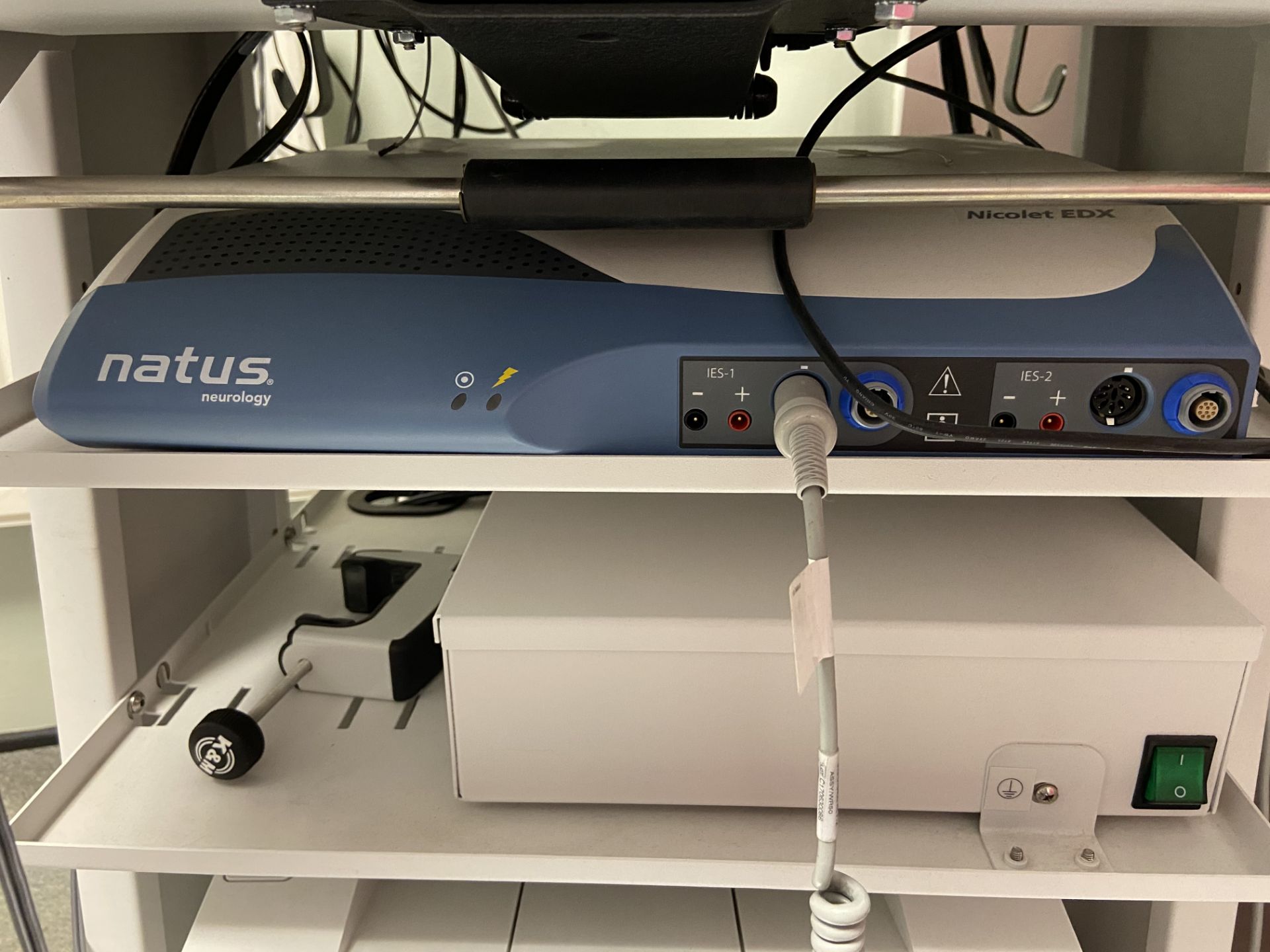 Natus neurology trolley mounted hearing test system with Nicolet AT2 amplifier and Telephonics TDH- - Image 4 of 4