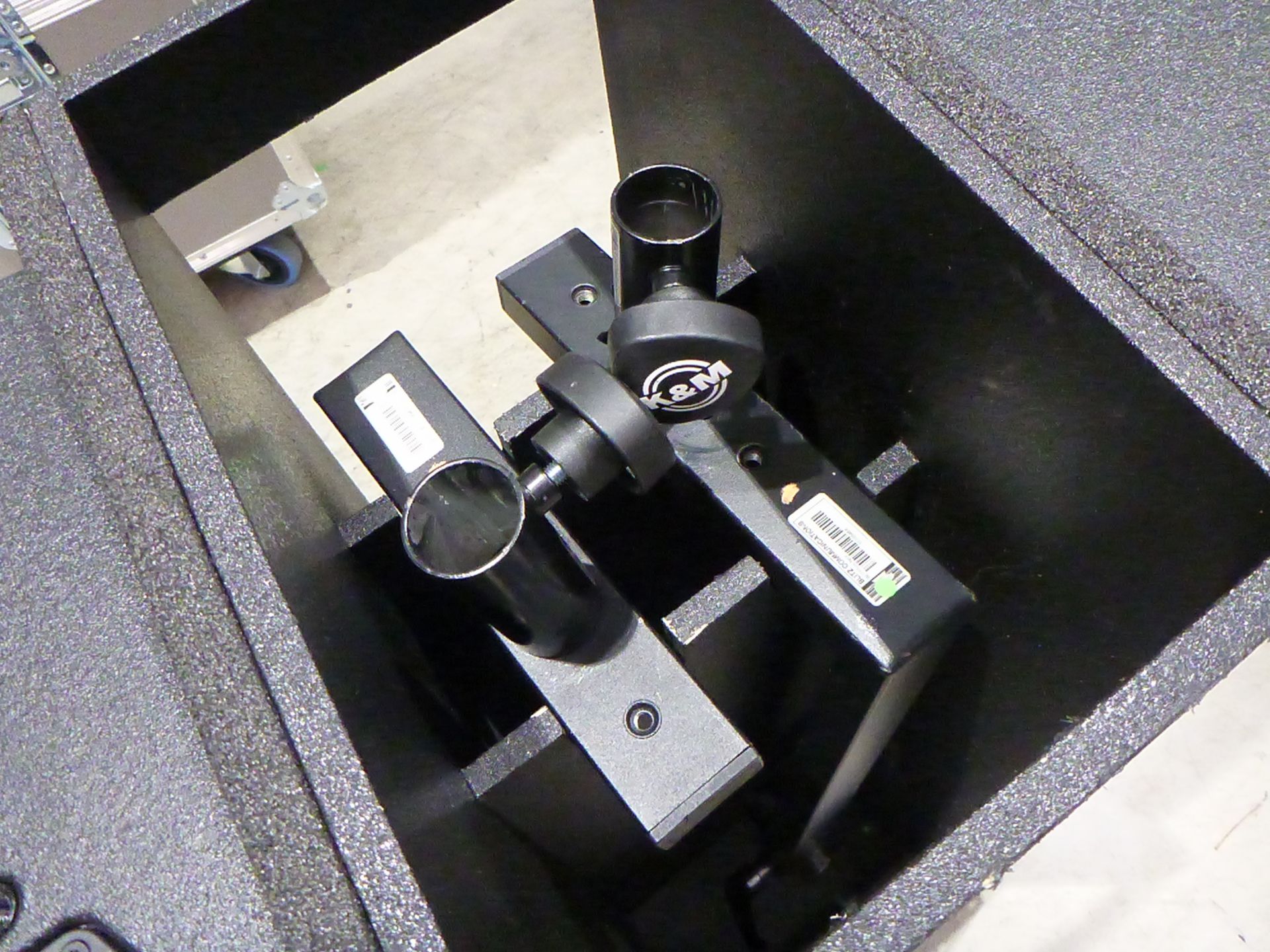 D & B Audiotecknik Y7P Loudspeakers (Pair) In flight case with flying frame, top hat and safety - Image 5 of 6