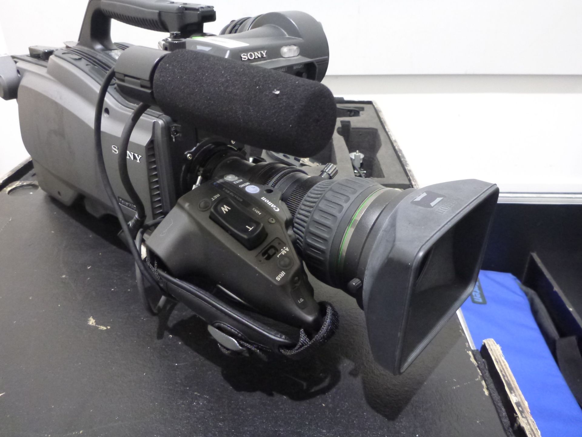 Sony HD Colour Broadcast Camera, Model HXC-100, S/N 40246, Camera includes Canon HDTV zoom lens ( - Image 6 of 27