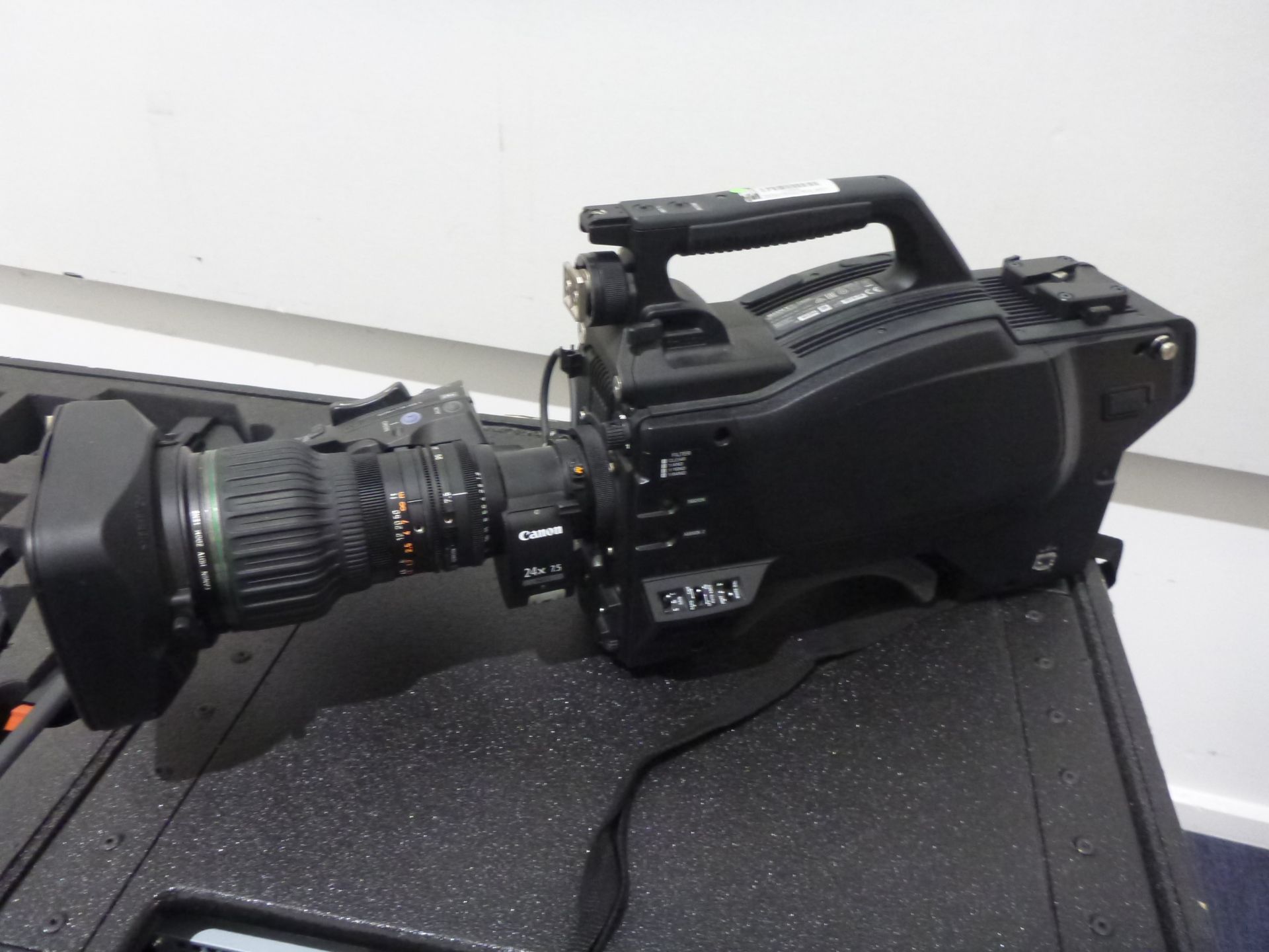 Sony HD Colour Broadcast Camera, Model HSC100R, S/N 402294, YOM 2016, Camera includes Canon HDTV