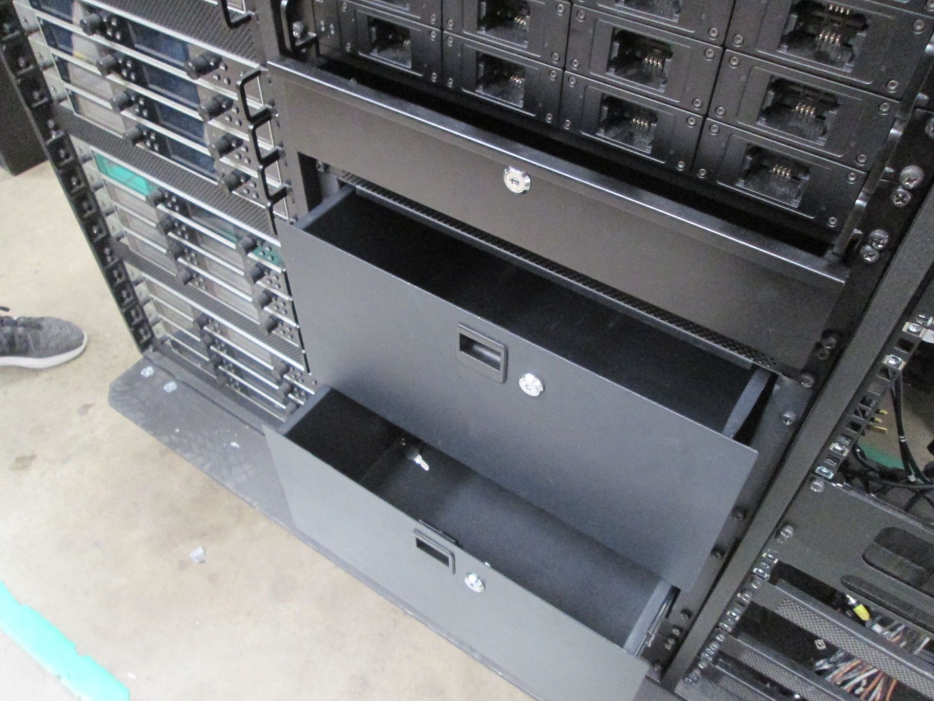 Sennheiser EM 6000 Dante Radio Rack. To include 16 x digital 2 channel UHF receivers, 4 x 4 way belt - Image 5 of 16