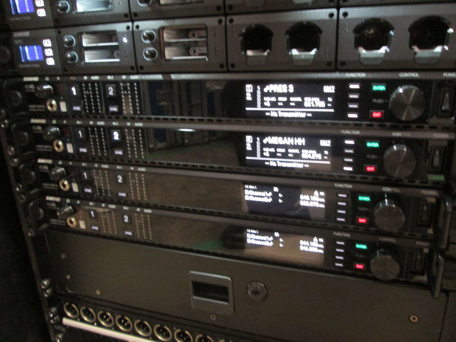 Shure Axiant Digital Radio Rack. To include 4 x AD4D 2 channel digital receivers (470.636 MHz), 4 - Image 3 of 13