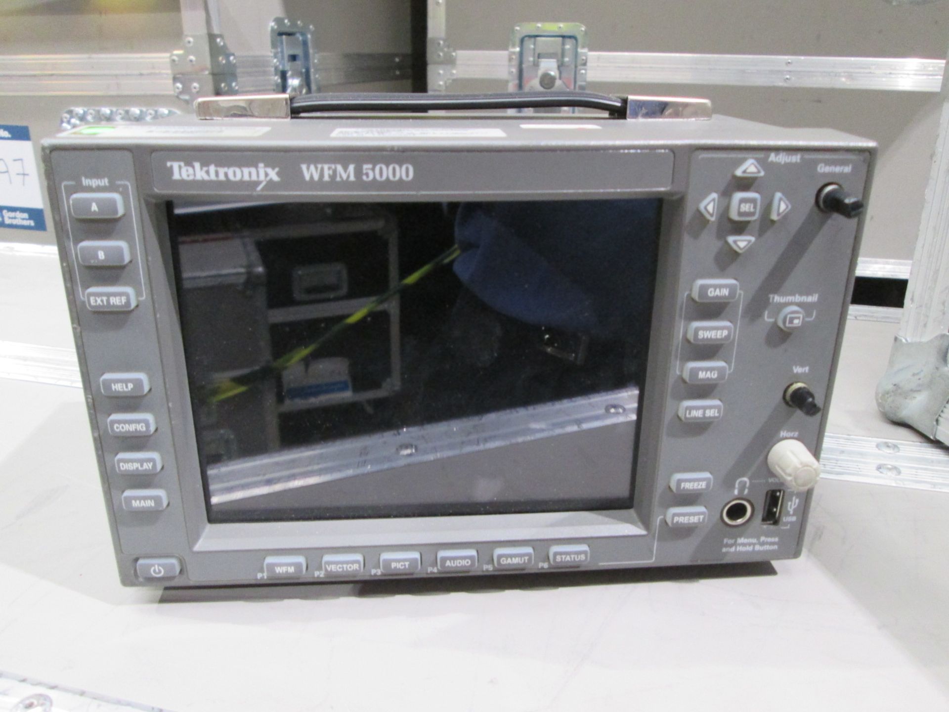 Portable Tektronix WFM 5000 Waveform Monitor Kit, 1 x charger and battery, In flight case, S/N - Image 2 of 9