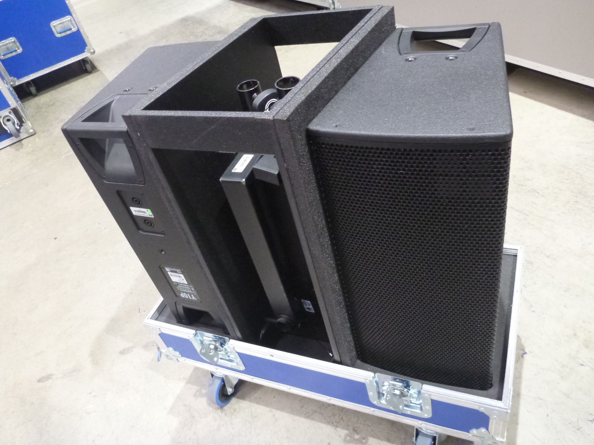 D & B Audiotecknik Y10P Loudspeakers (Pair) In flight case with flying frame, top hat and safety - Image 2 of 7