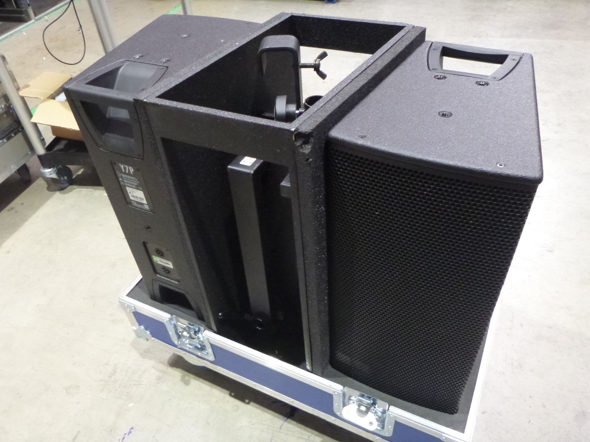 D & B Audiotecknik Y7P Loudspeakers (Pair) In flight case with flying frame, top hat and safety - Image 4 of 7