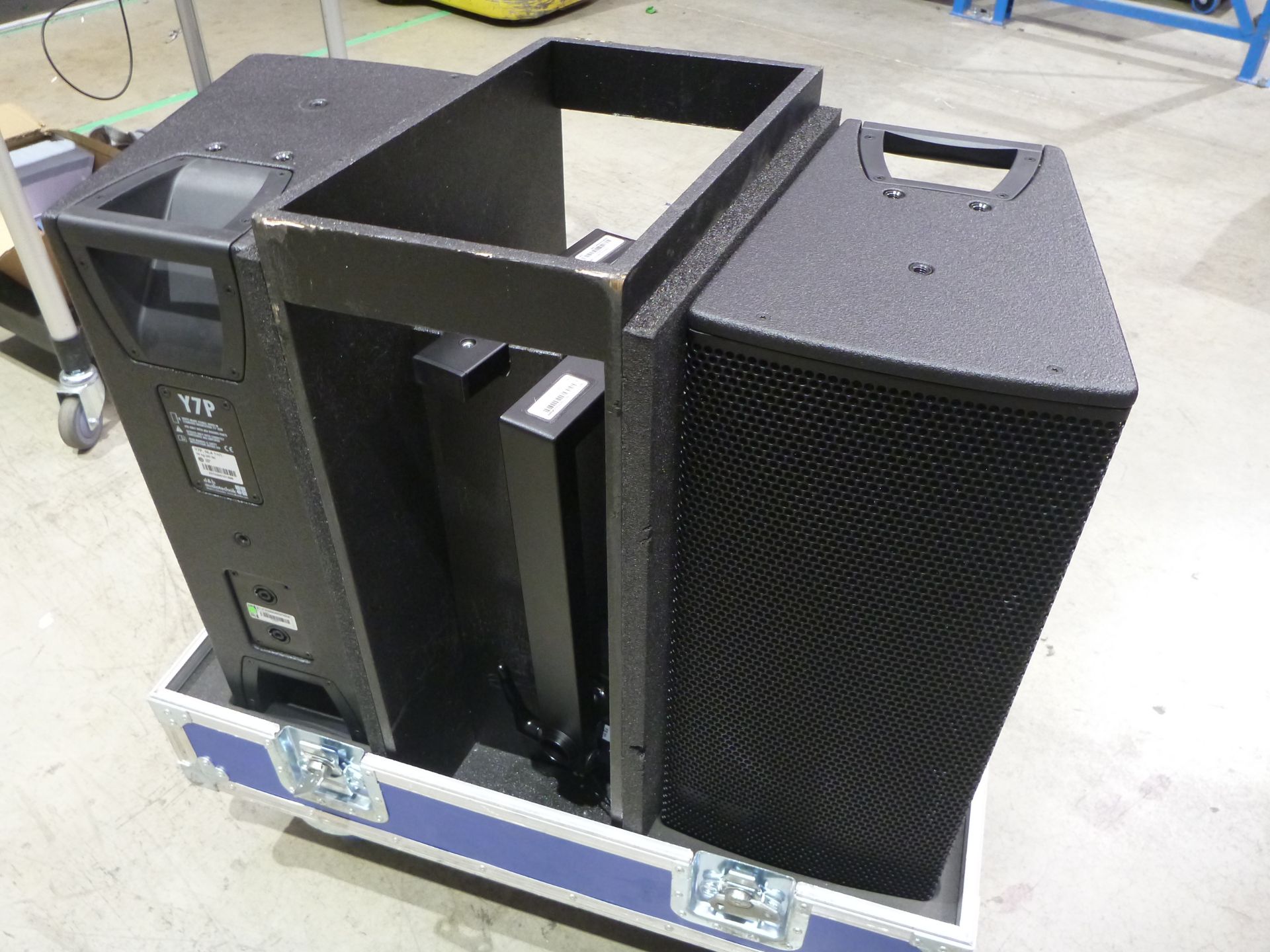 D & B Audiotecknik Y7P Loudspeakers (Pair) In flight case with flying frame, top hat and safety - Image 4 of 7