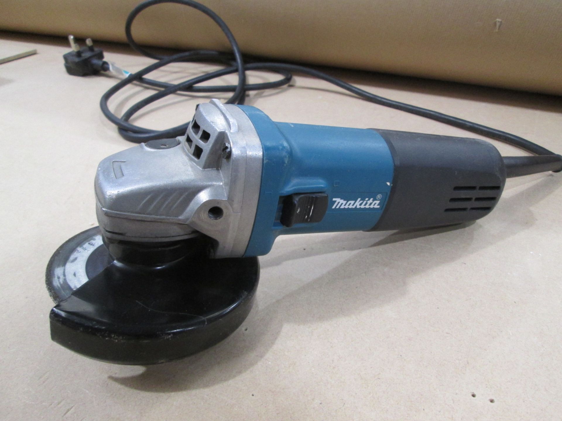 Makita 9554NB 115mm Angle Grinder, 240V, In wooden box with various disc's
