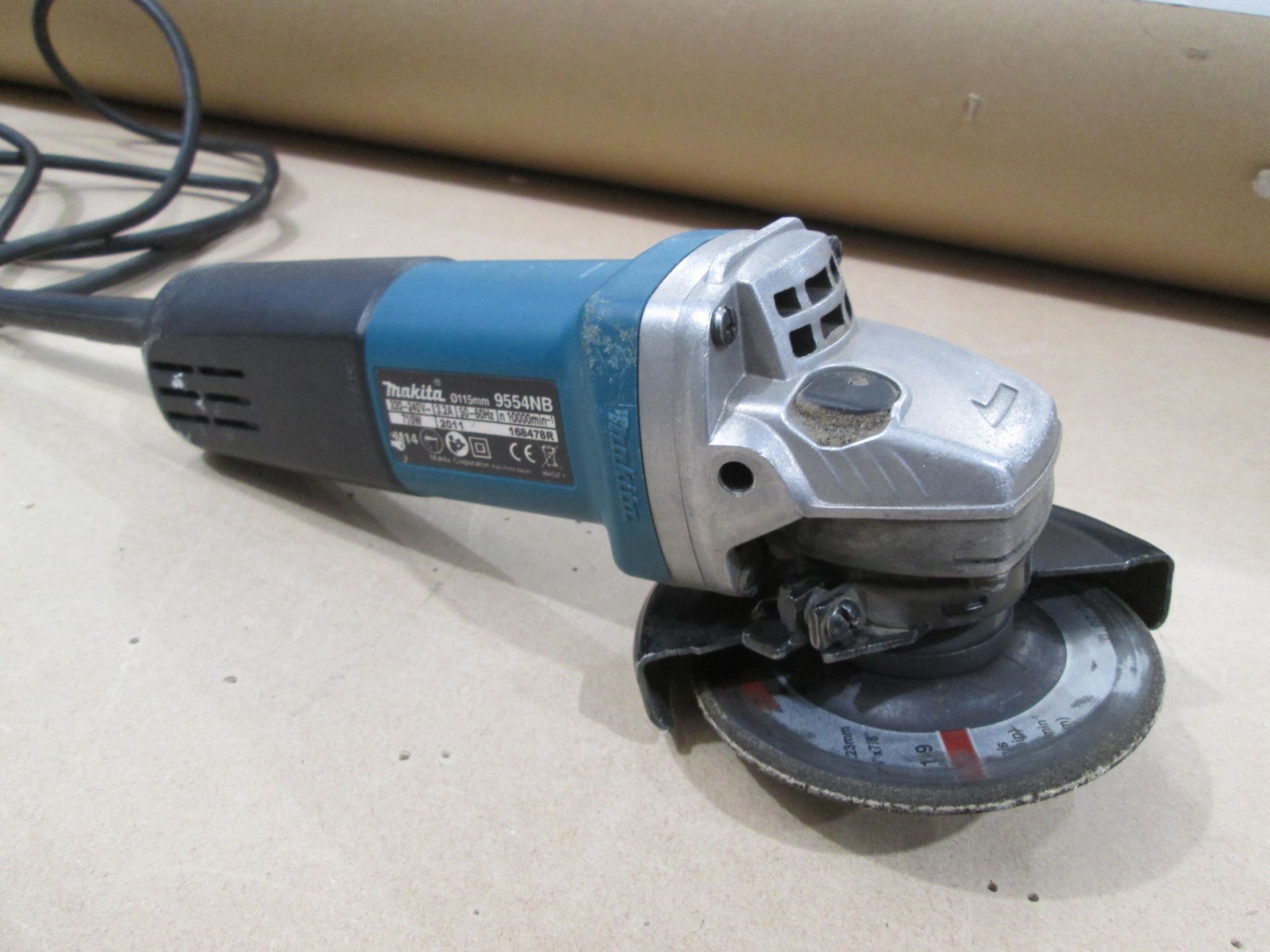 Makita 9554NB 115mm Angle Grinder, 240V, In wooden box with various disc's - Image 2 of 5