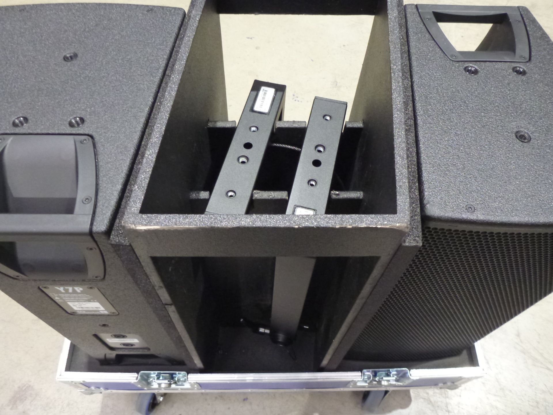 D & B Audiotecknik Y7P Loudspeakers (Pair) In flight case with flying frame, top hat and safety - Image 6 of 7