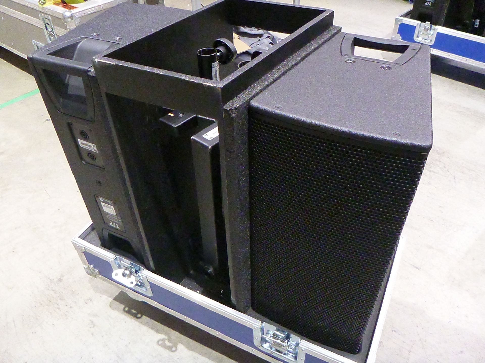 D & B Audiotecknik Y7P Loudspeakers (Pair) In flight case with flying frame, top hat and safety - Image 4 of 7