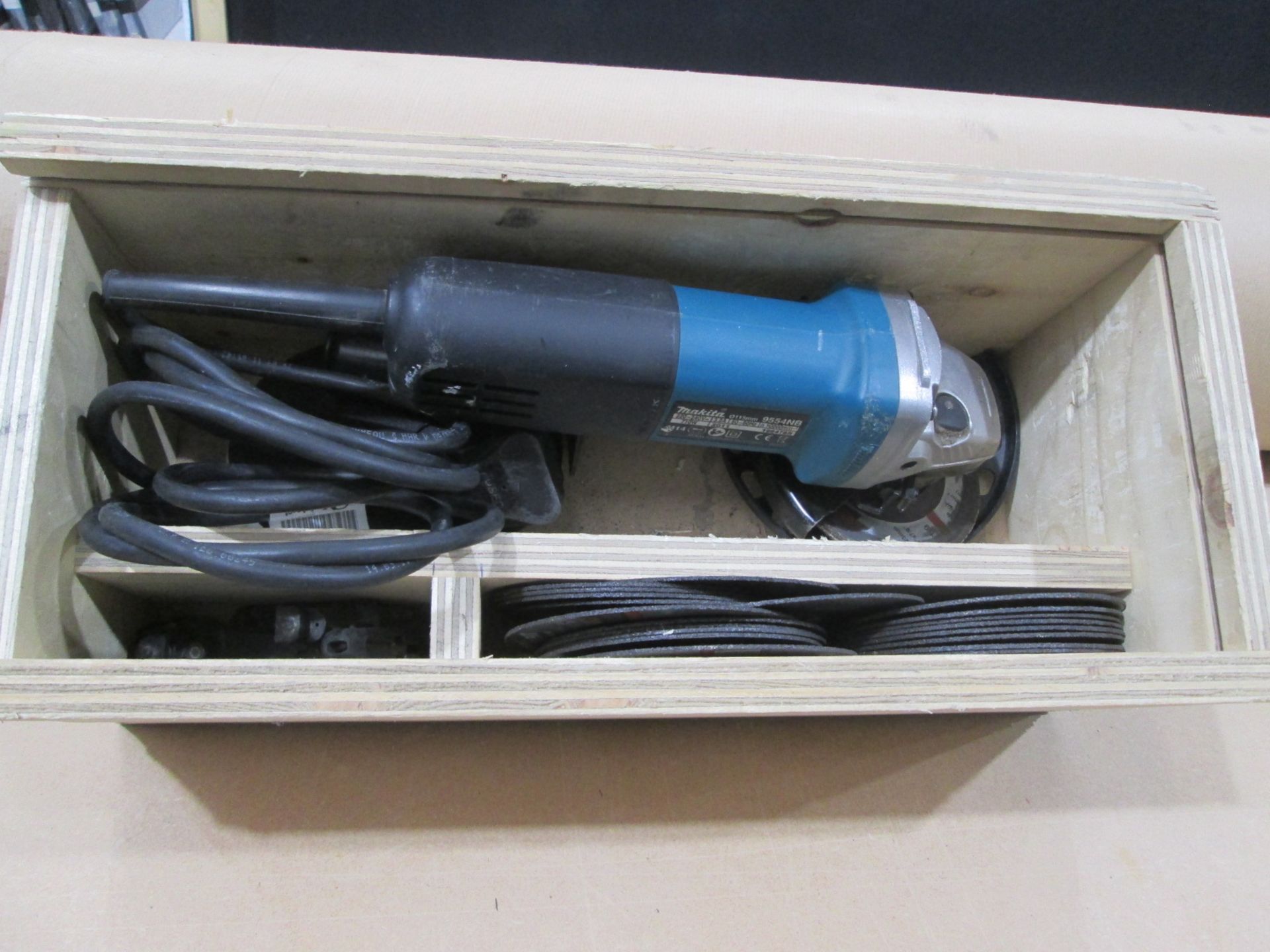 Makita 9554NB 115mm Angle Grinder, 240V, In wooden box with various disc's - Image 4 of 5