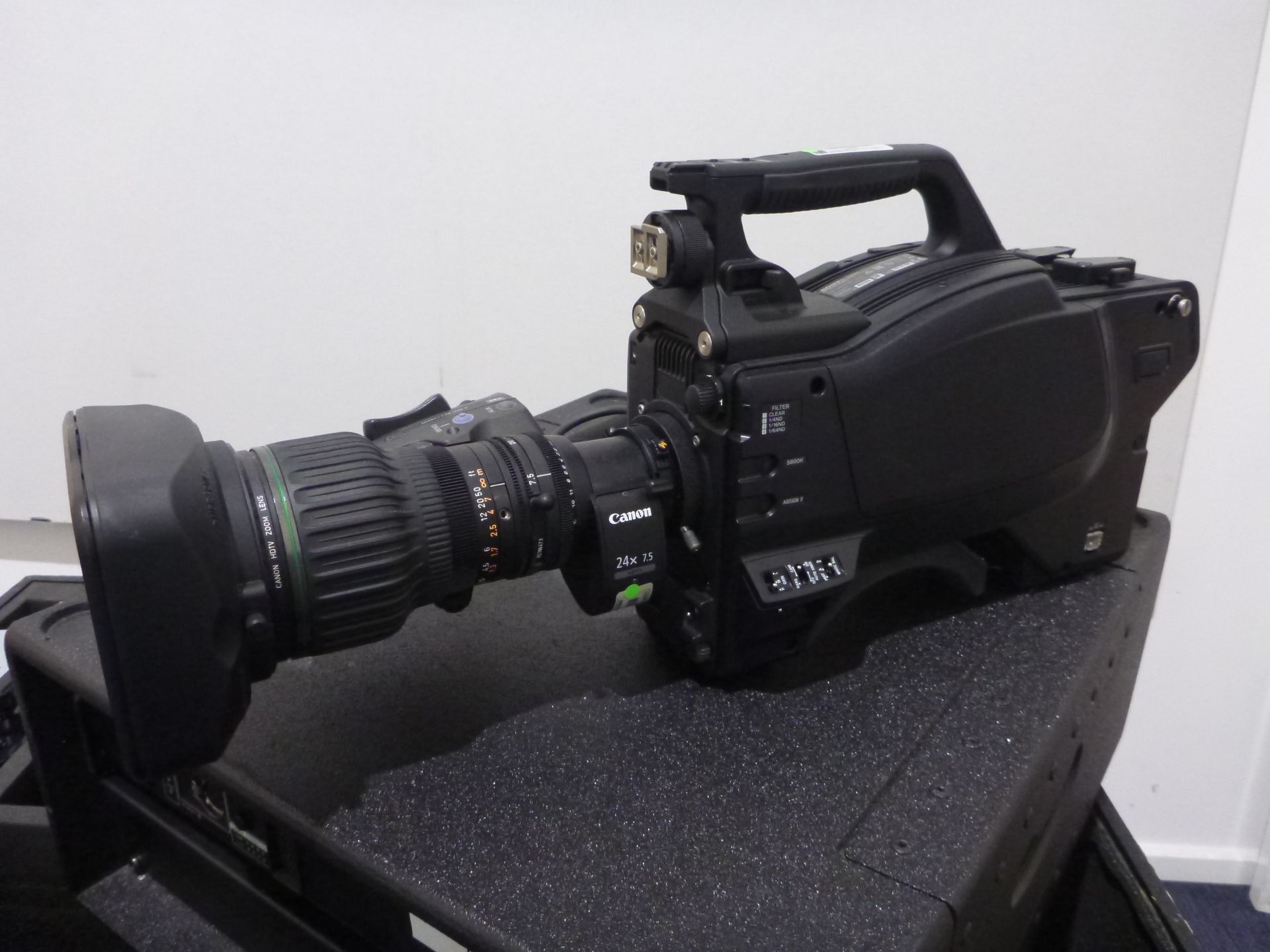 Sony HD Colour Broadcast Camera, Model HSC100R, S/N 402269, YOM 2016, Camera includes Canon HDTV