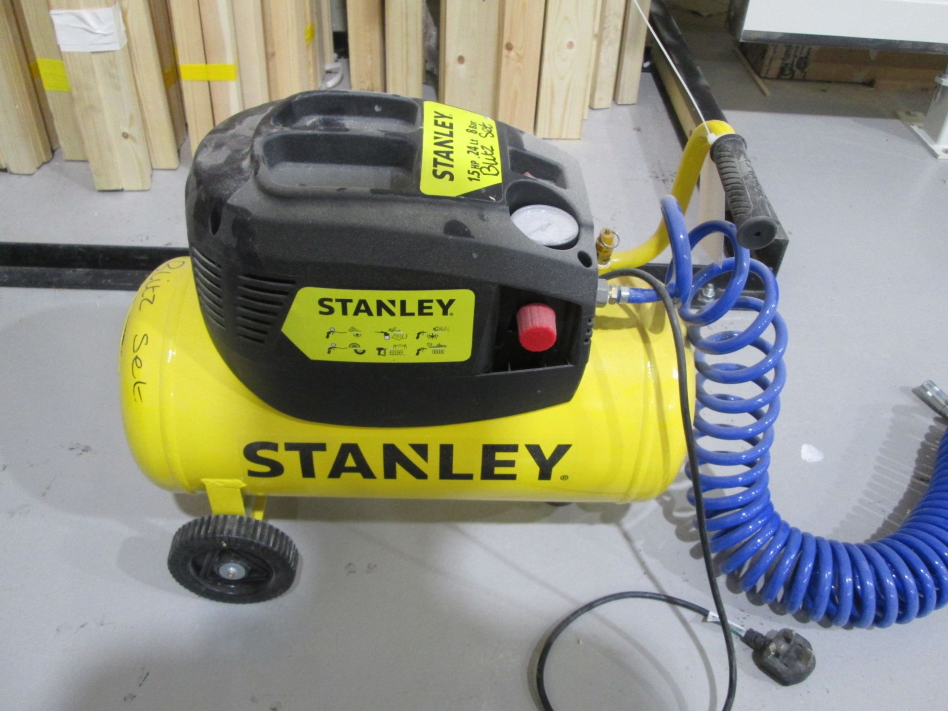 Stanley D200/8/24 /air Compressor, 1.5 Hp, 24 ltr air receiver, 8 bar working pressure, YOM 2017