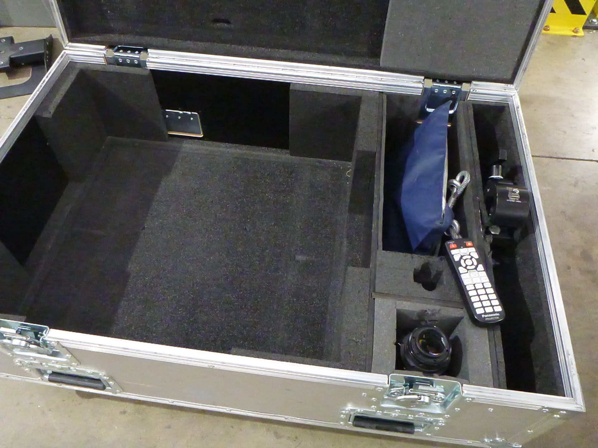 Panasonic Laser Projector, Model PT-RZ670, S/N SH5252005, YOM 2015, In flight case with standard 1. - Image 10 of 11