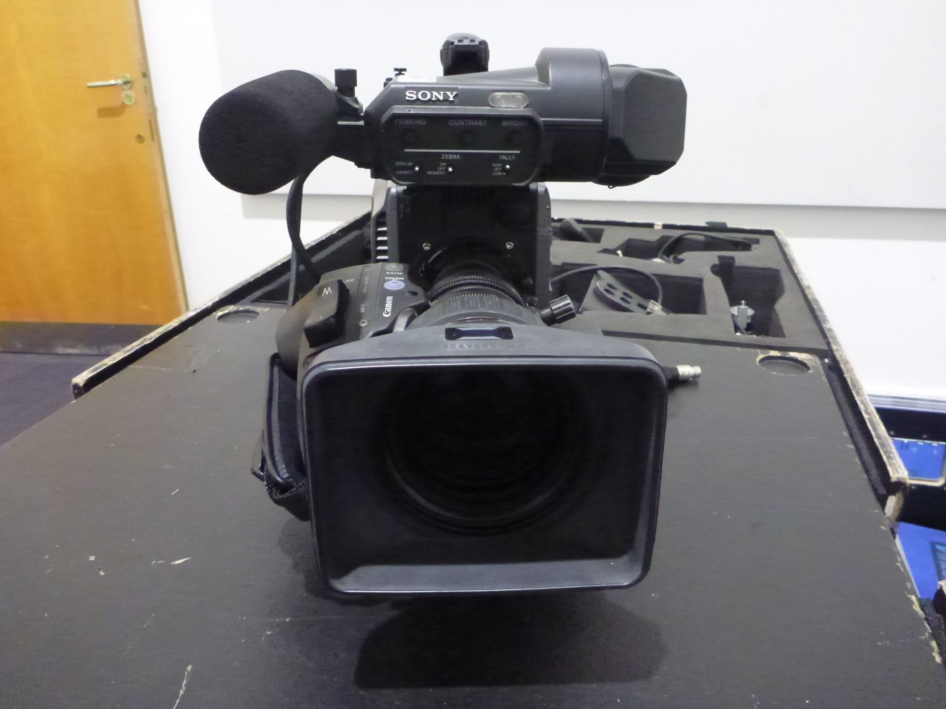 Sony HD Colour Broadcast Camera, Model HXC-100, S/N 40246, Camera includes Canon HDTV zoom lens ( - Image 7 of 27