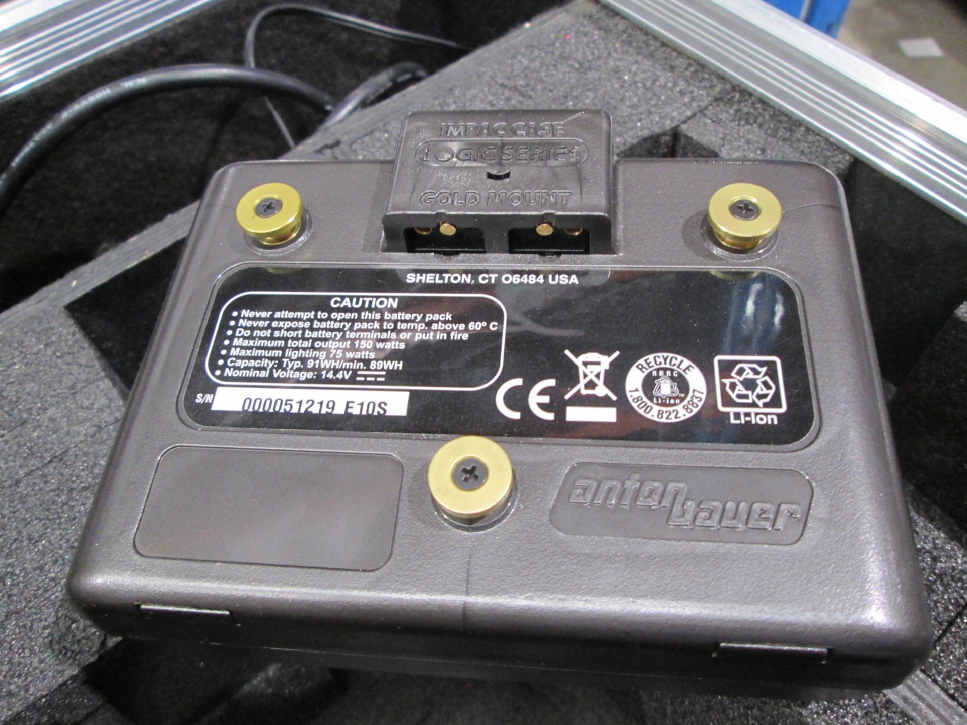 Portable Tektronix WFM 5000 Waveform Monitor Kit, 1 x charger and battery, In flight case, S/N - Image 5 of 9