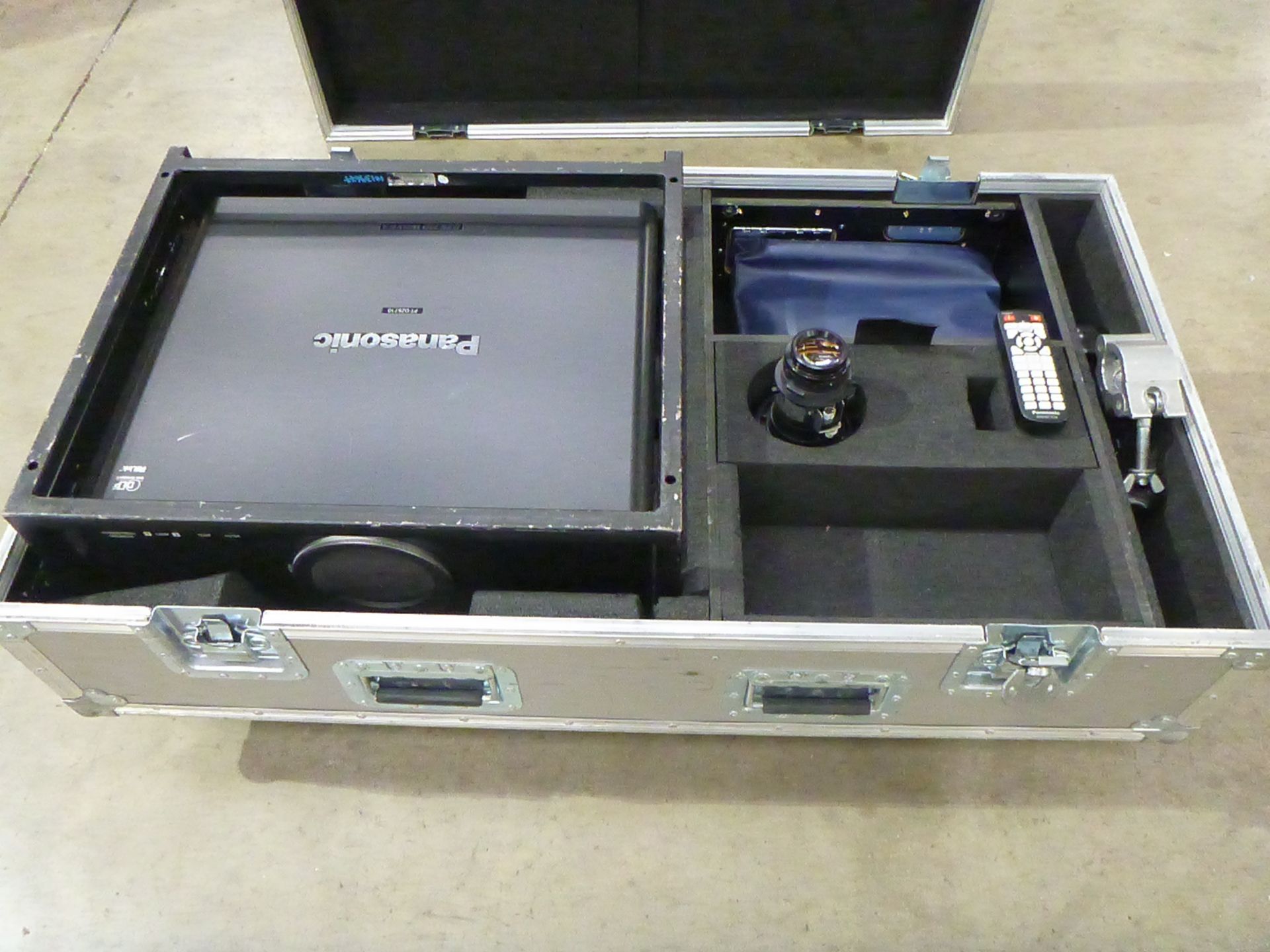 Panasonic Projector, Model PT-DZ6710E, S/N SH0150007, YOM 2010, In flight case with standard 1.3-1. - Image 12 of 13