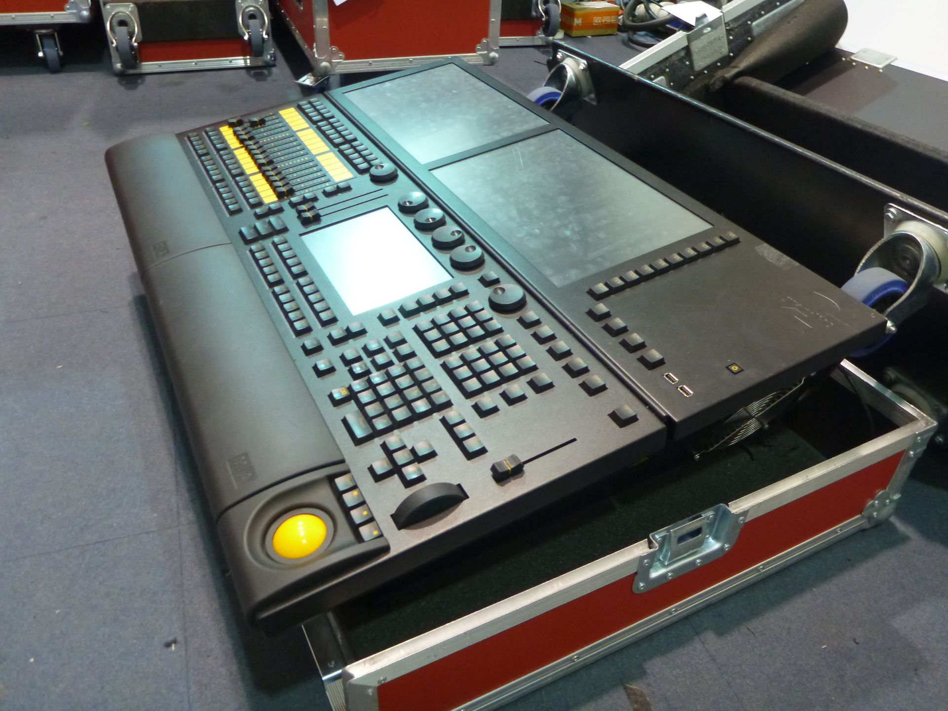 MA Grandma 2 lighting console, S/N L180206369, with leads and flight case (no pc included) - Image 2 of 9