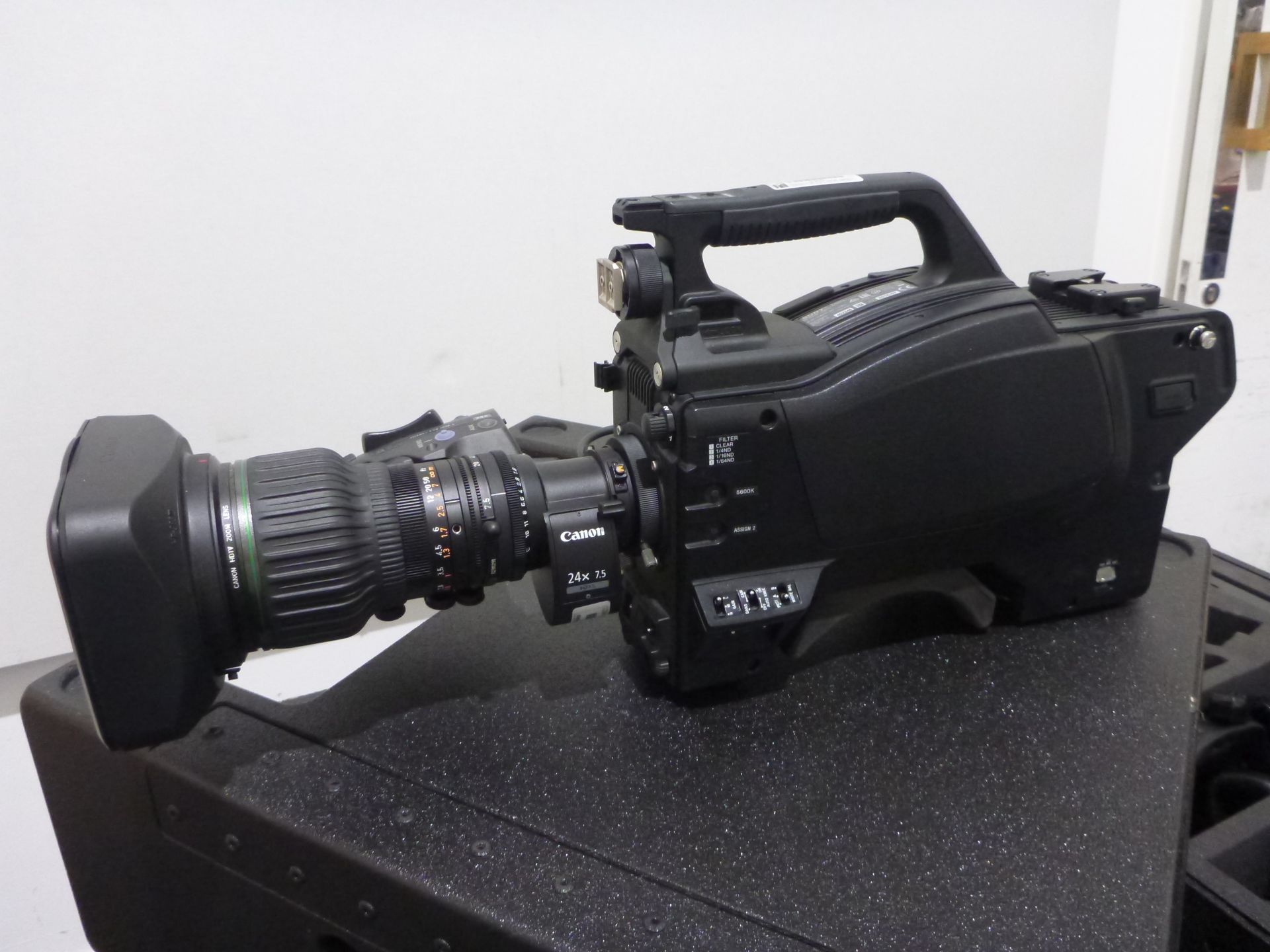 Sony HD Colour Broadcast Camera, Model HSC100R, S/N 402248, YOM 2016, Camera includes Canon HDTV