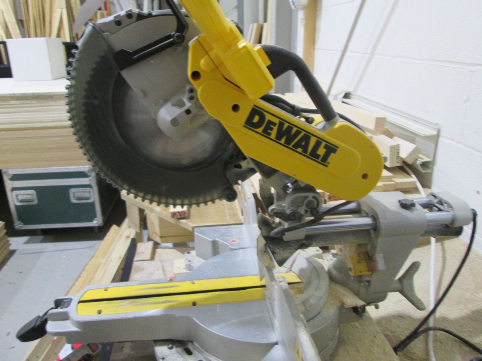DeWalt DWS 780 Sliding Cross Cut Mitre Saw, S/N 5426 - Bild 2 aus 5