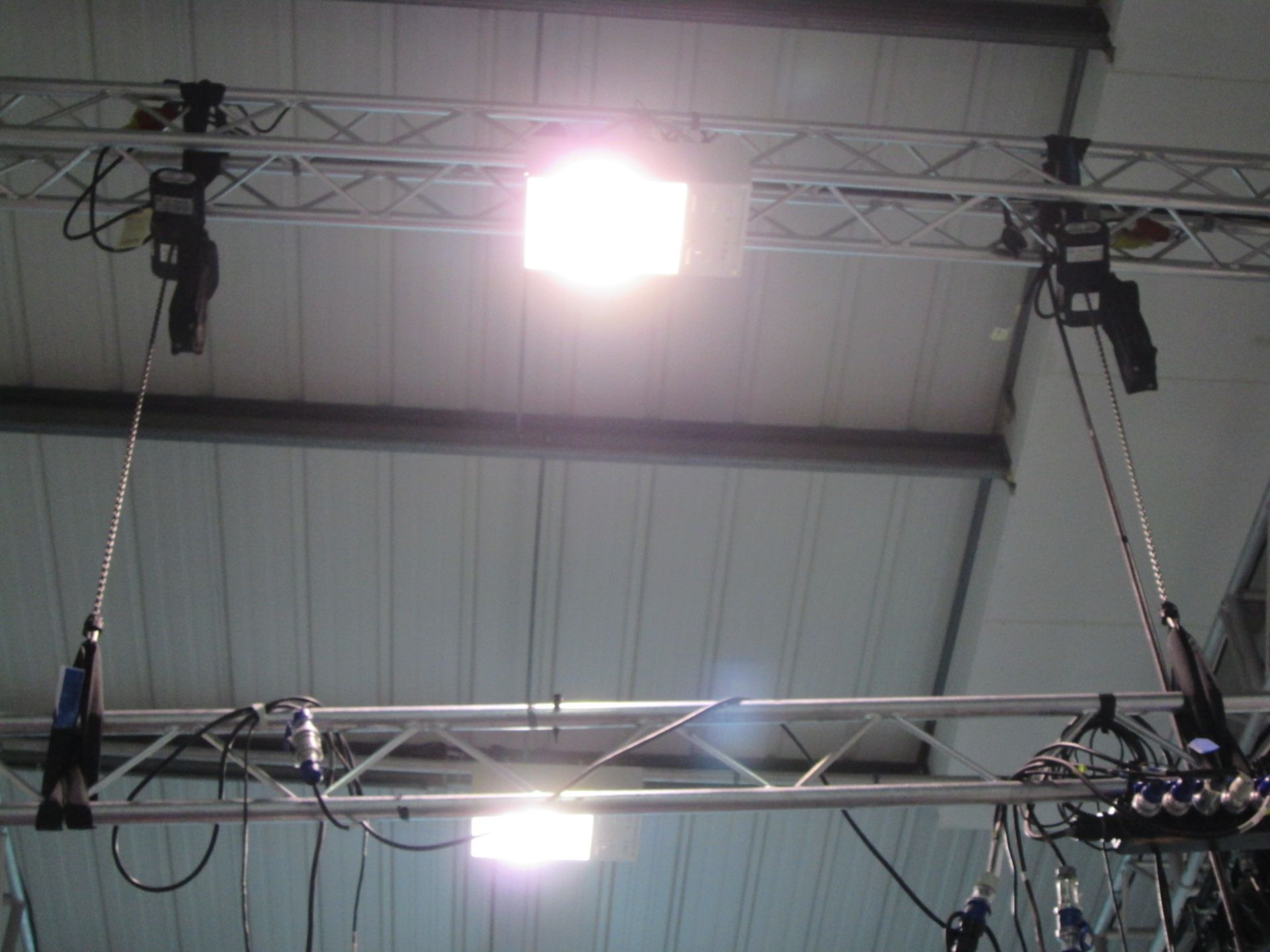Lighting Room Set Up Lifting Rig, Central twin lifting hoist, 4 x corner main frame lifting - Image 5 of 11