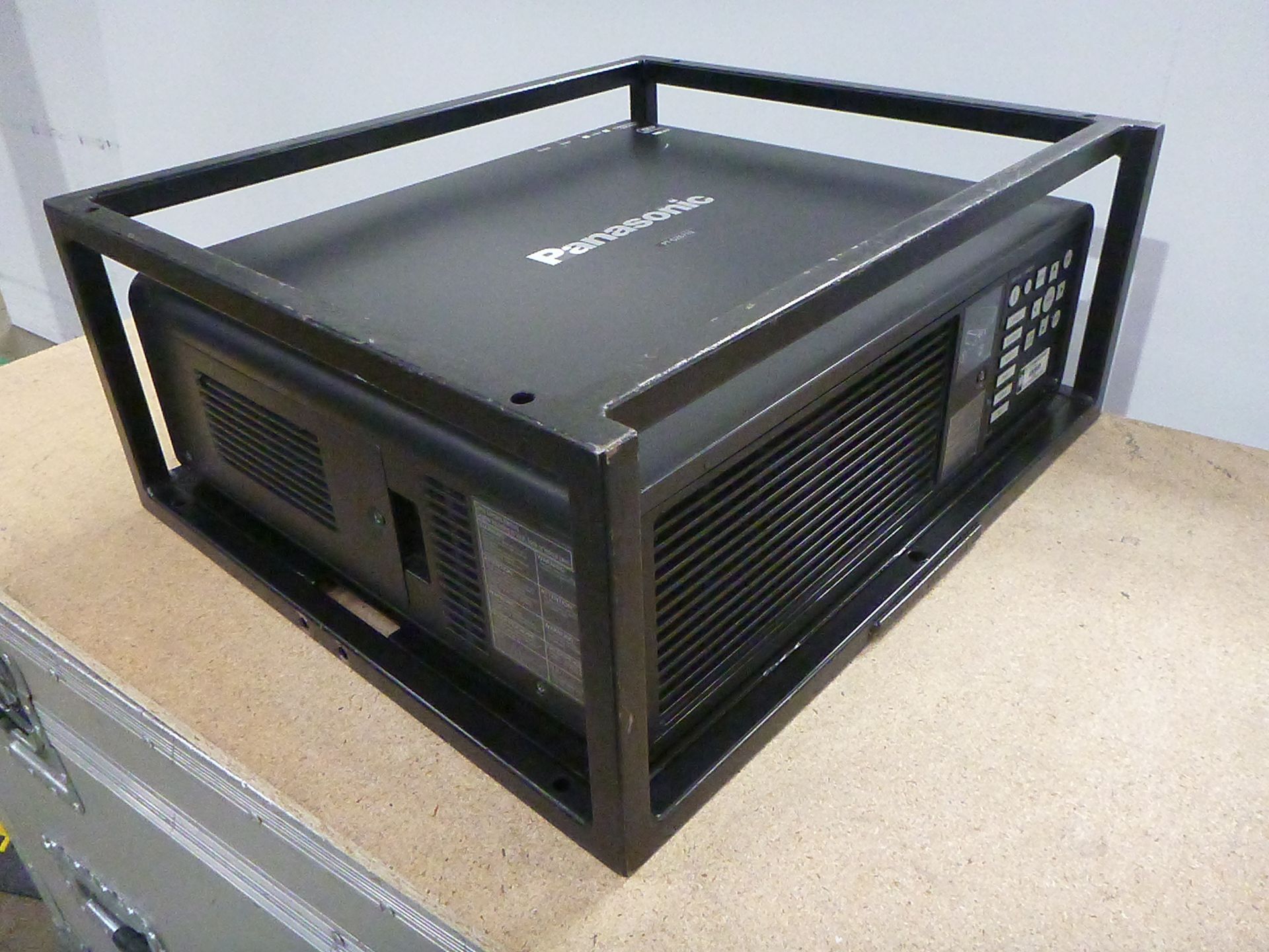 Panasonic Projector, Model PT-DZ6710E, S/N SH0150007, YOM 2010, In flight case with standard 1.3-1. - Image 3 of 13