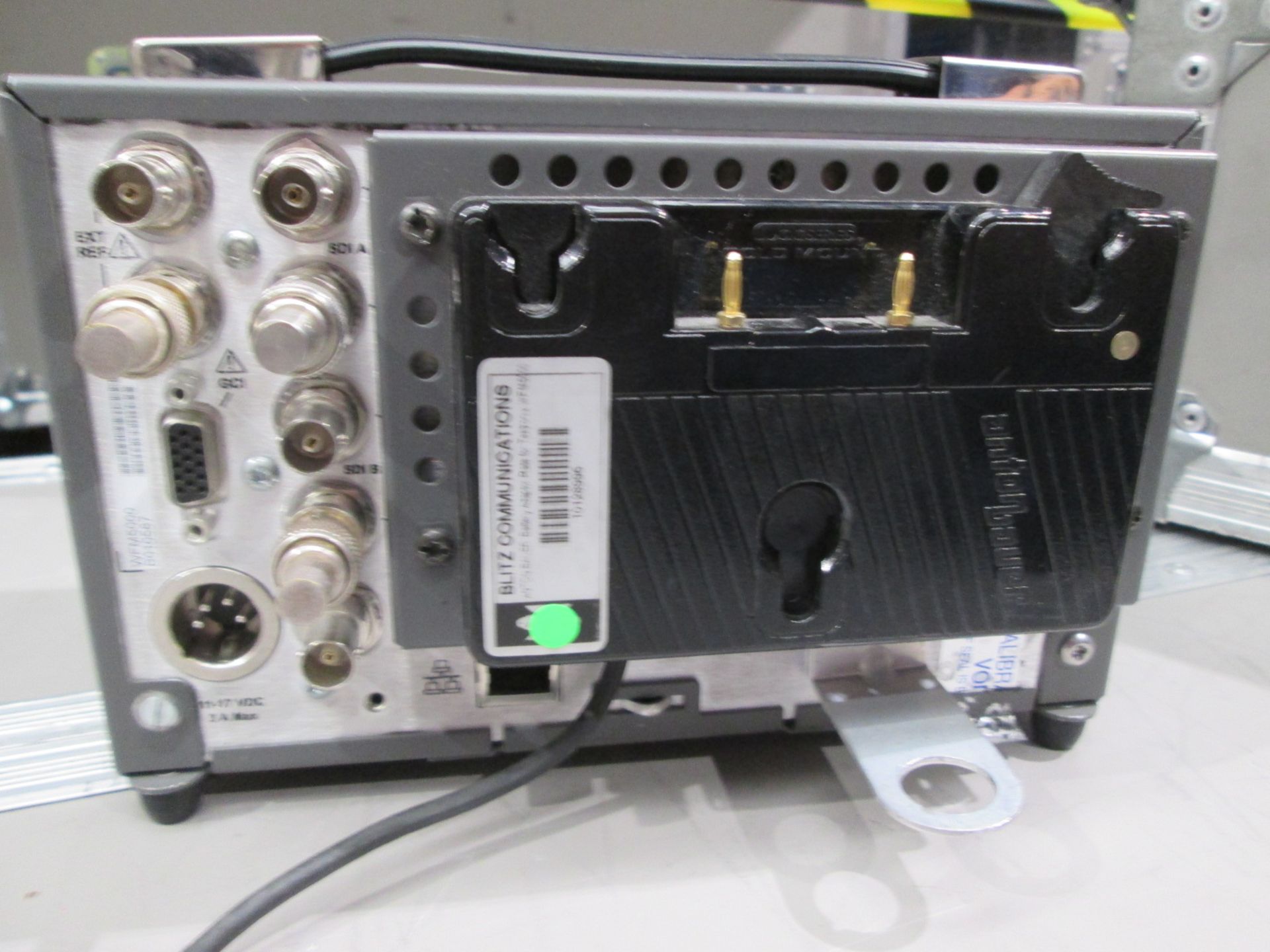 Portable Tektronix WFM 5000 Waveform Monitor Kit, 1 x charger and battery, In flight case, S/N - Image 3 of 9