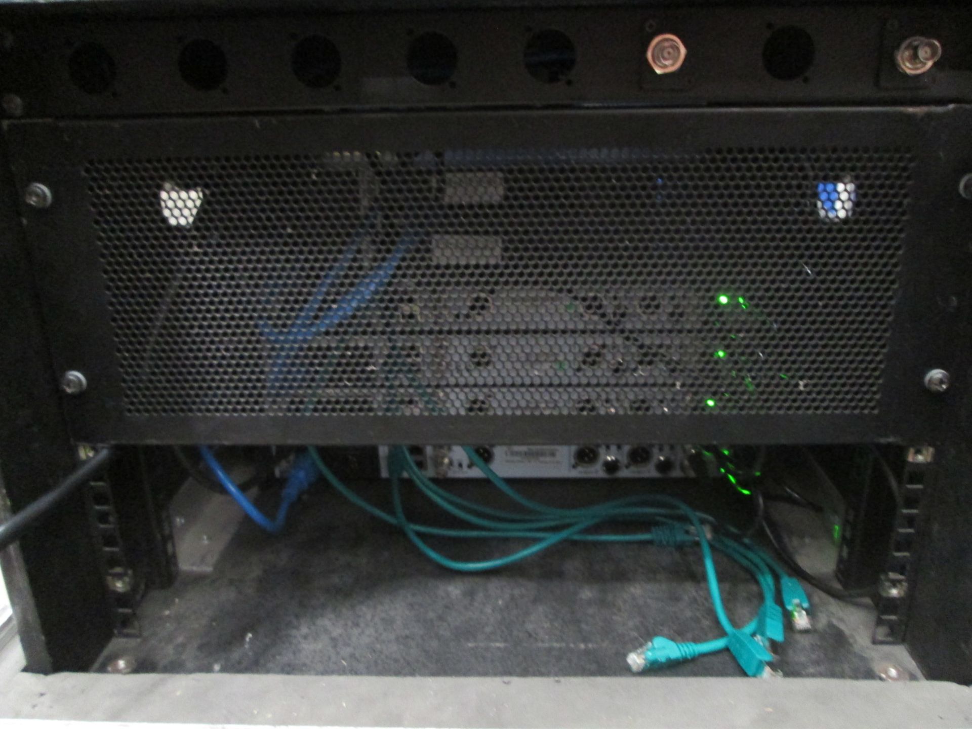 Shure Axiant Digital Radio Rack. To include 4 x AD4D 2 channel digital receivers (470.636 MHz), 4 - Image 6 of 13