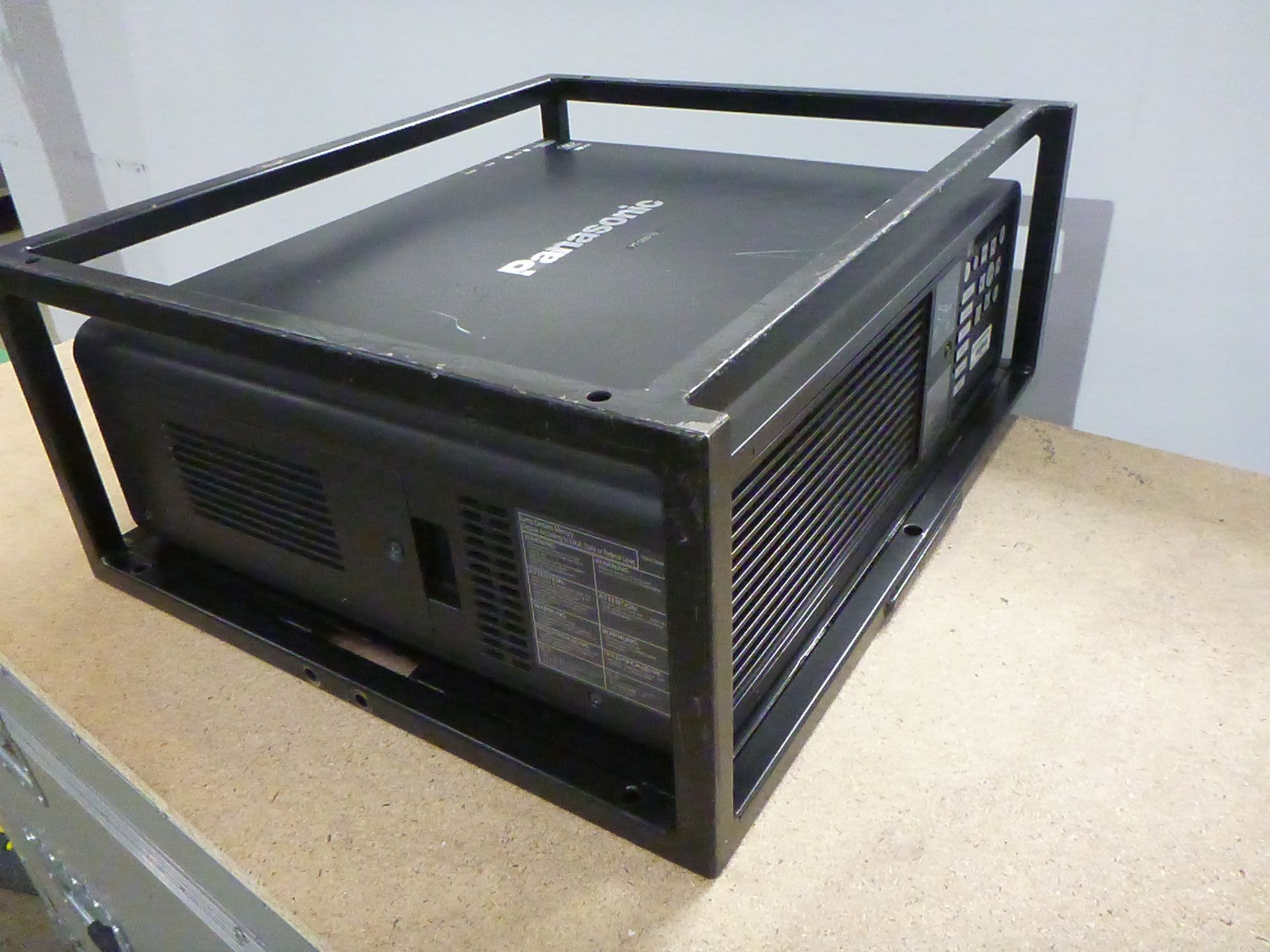 Panasonic Projector, Model PT-DZ6710E, S/N SH0150011, YOM 2010, In flight case with standard 1.3-1. - Image 3 of 14