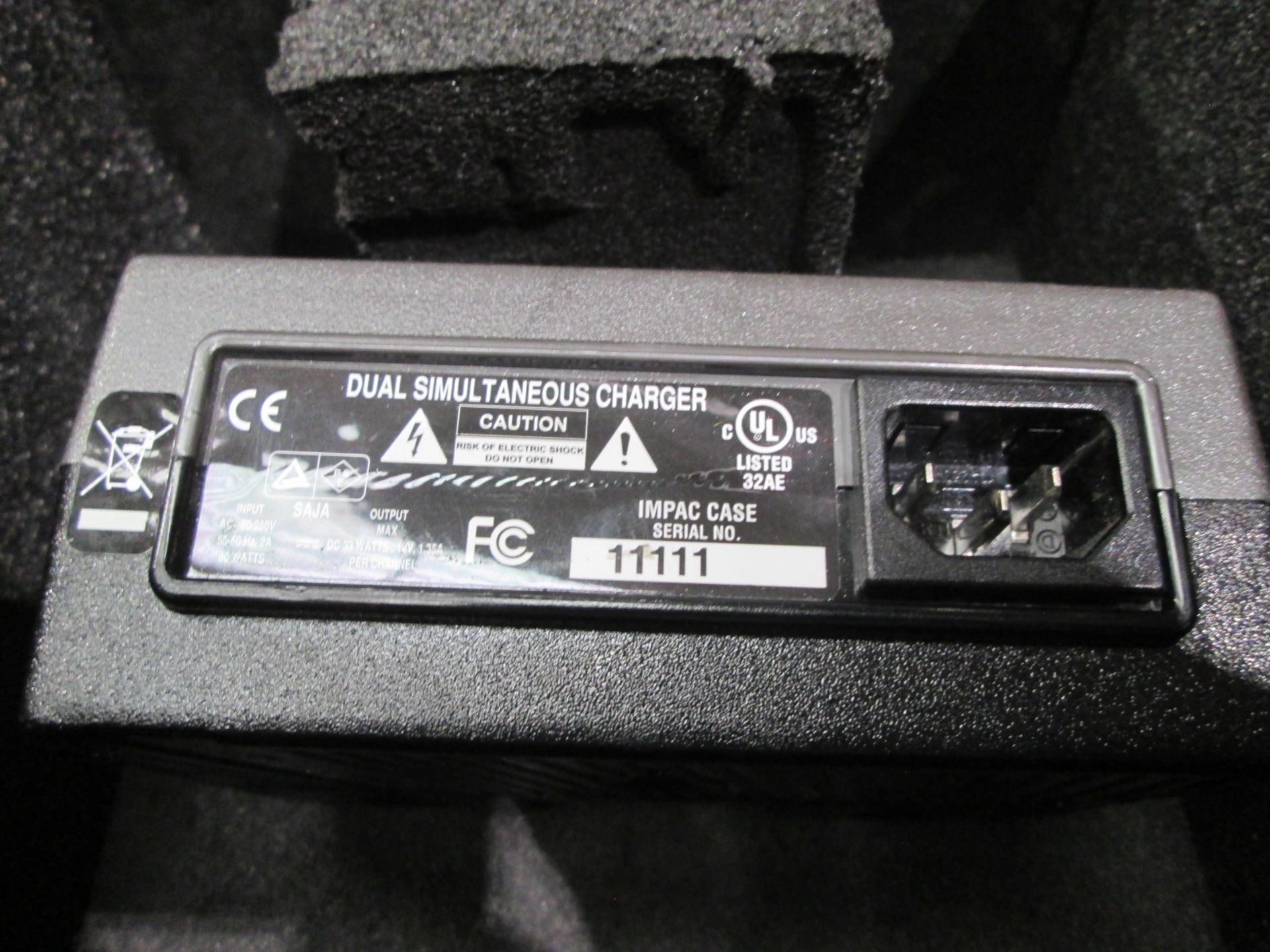 Portable Tektronix WFM 5000 Waveform Monitor Kit, 1 x charger and battery, In flight case, S/N - Image 7 of 9