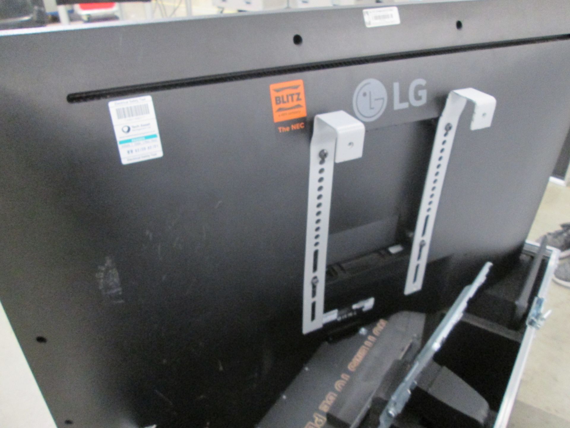 LG 4K 43" Colour Monitor, Model 43UD79-B, S/N 802NTZN05309, YOM 2018, Includes flight case, - Image 2 of 6