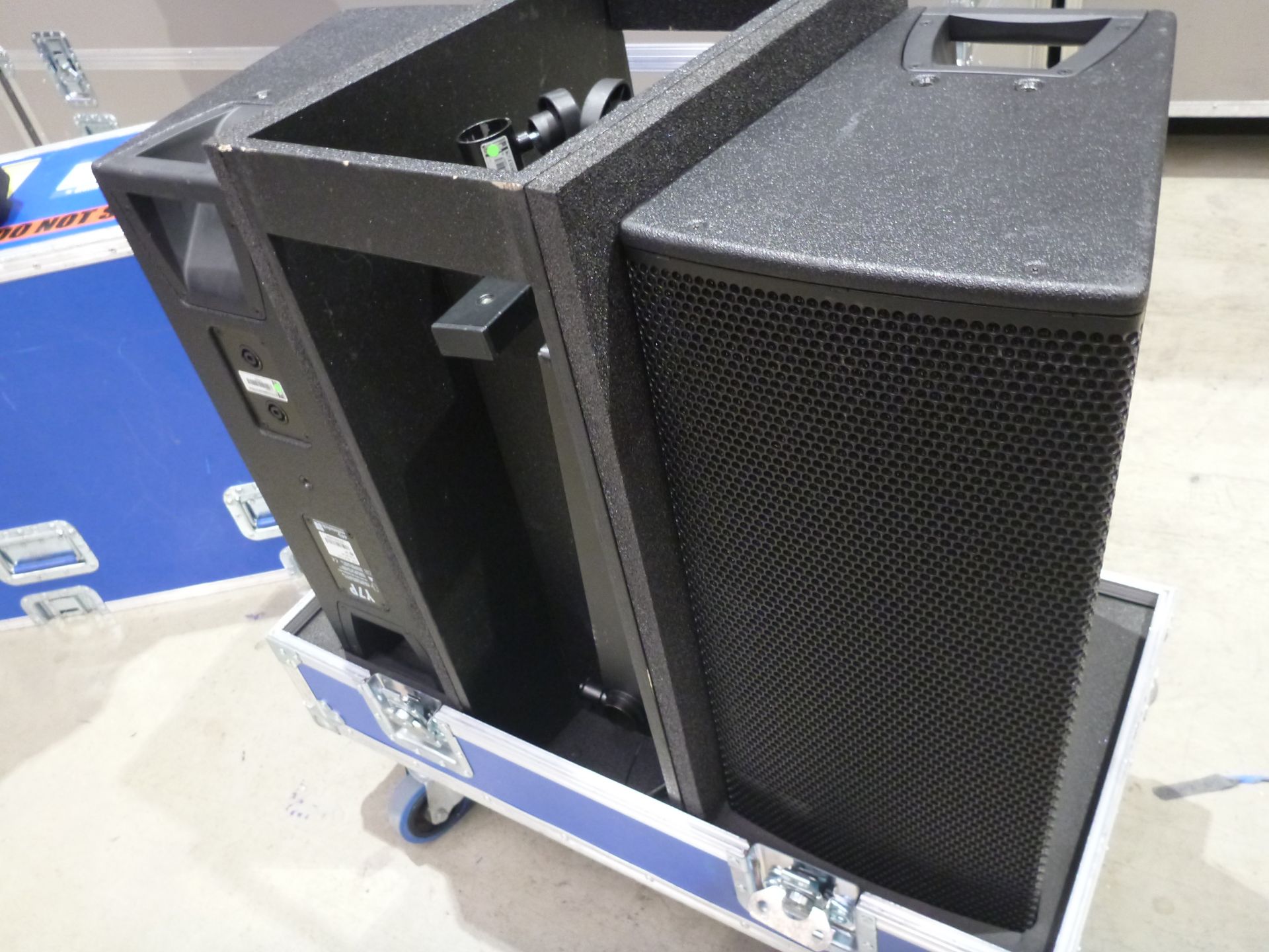 D & B Audiotecknik Y7P Loudspeakers (Pair) In flight case with flying frame, top hat and safety - Image 2 of 6