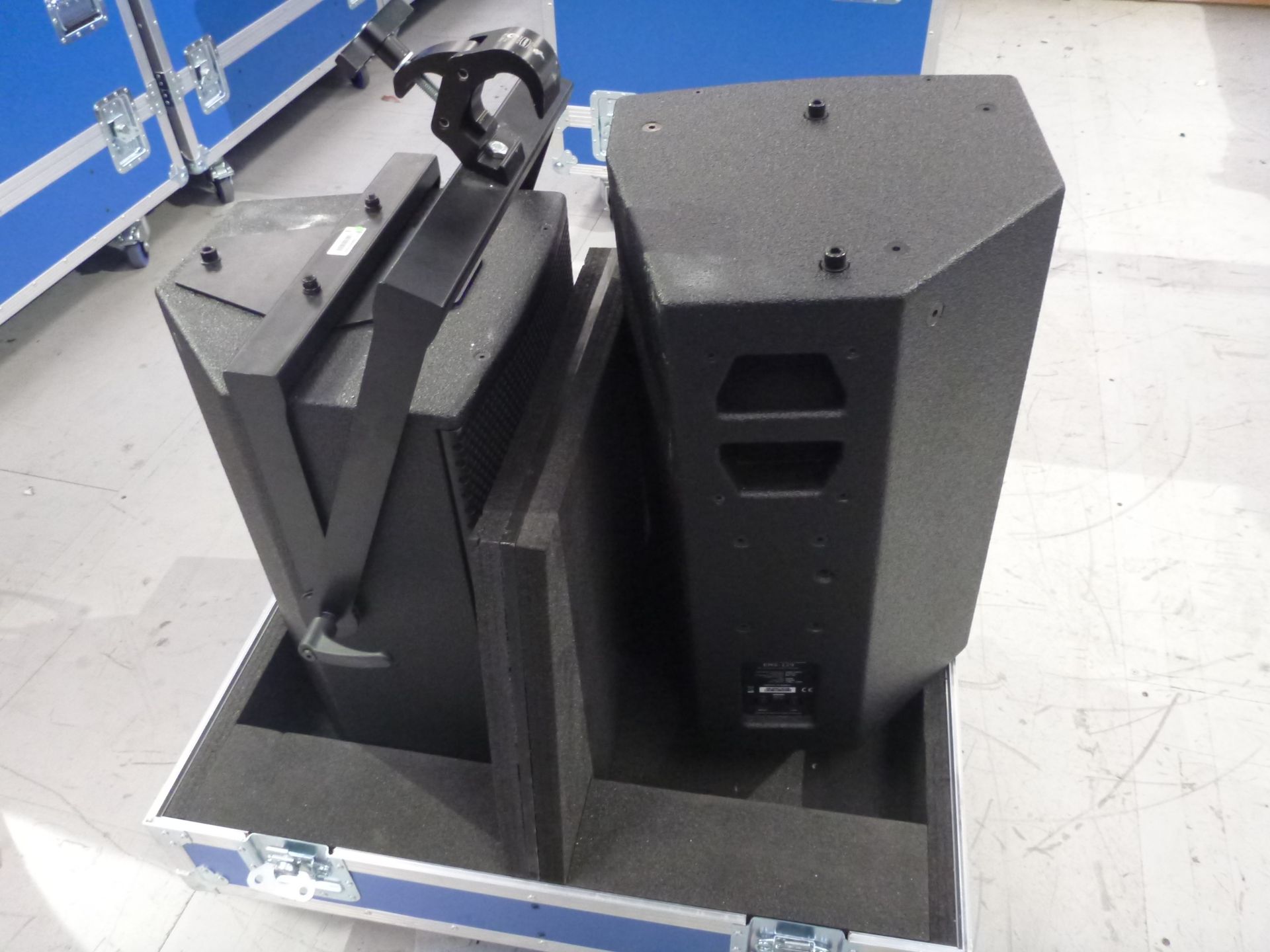EM Acoustics EMS-129 Wide Dispersion Passive Loudspeakers (Pair) In flight case with 1 x flying - Image 3 of 7
