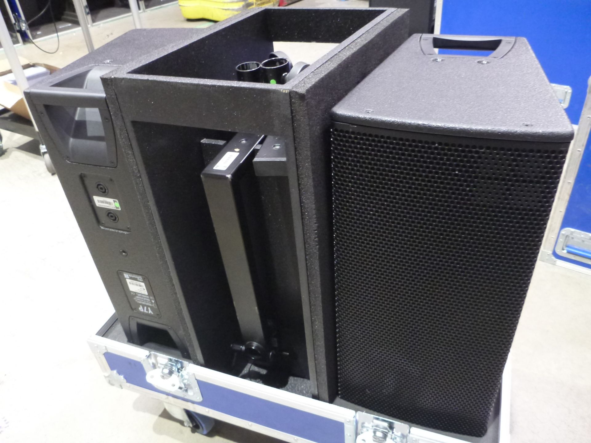 D & B Audiotecknik Y7P Loudspeakers (Pair) In flight case with flying frame, top hat and safety - Image 4 of 7